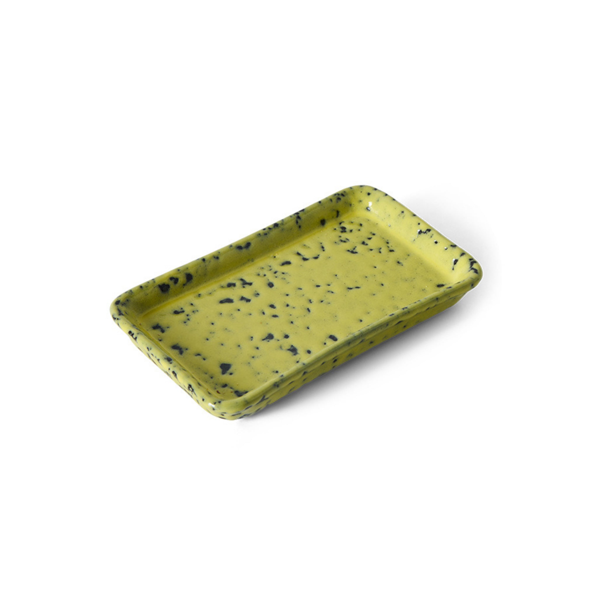 Het HK Living 70s Ceramics Serveerschaaltje XS Corn is een rechthoekige serveerschaal met afgeronde hoeken, geglazuurd in geel keramiek met donkerblauwe spikkels, afgebeeld op een witte achtergrond.