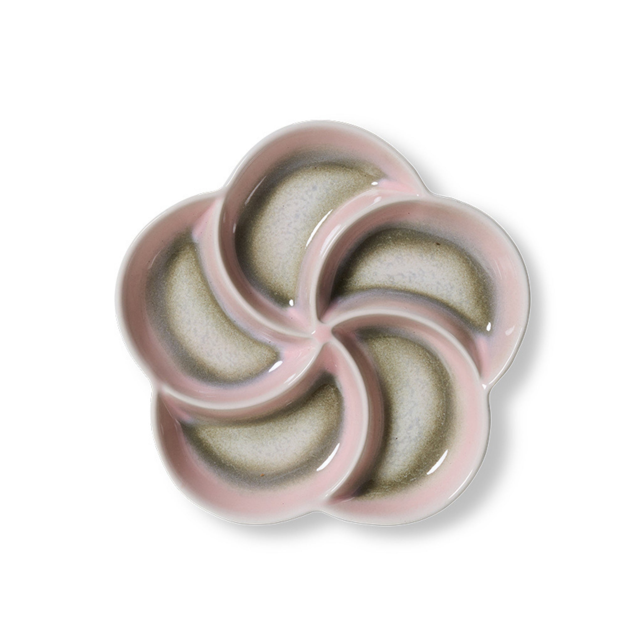 De HK Living 70s Ceramics Snack Schaal Muse heeft vijf bloembladvormige secties in een bloemmotief, met een zachtroze rand en grijs-beige hart, die de elegante charme van jaren 70 keramiek uitstralen - perfect voor het serveren van snacks.