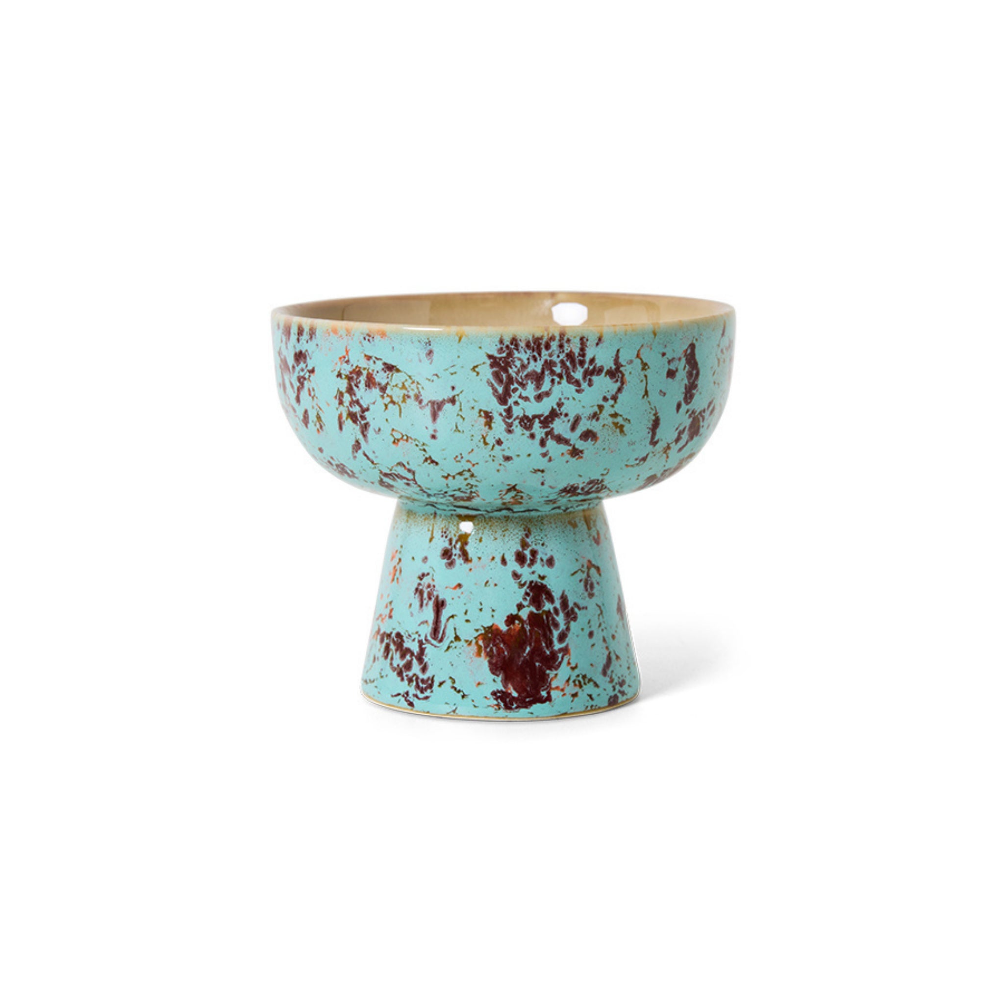 De HK Living 70s Ceramics Tapas Kom op Voet Patina S heeft een brede rand, smalle basis en turquoise blauw glazuur met bruine spikkels, geïnspireerd op klassiek jaren 70 keramiek, en is afgebeeld op een witte achtergrond.