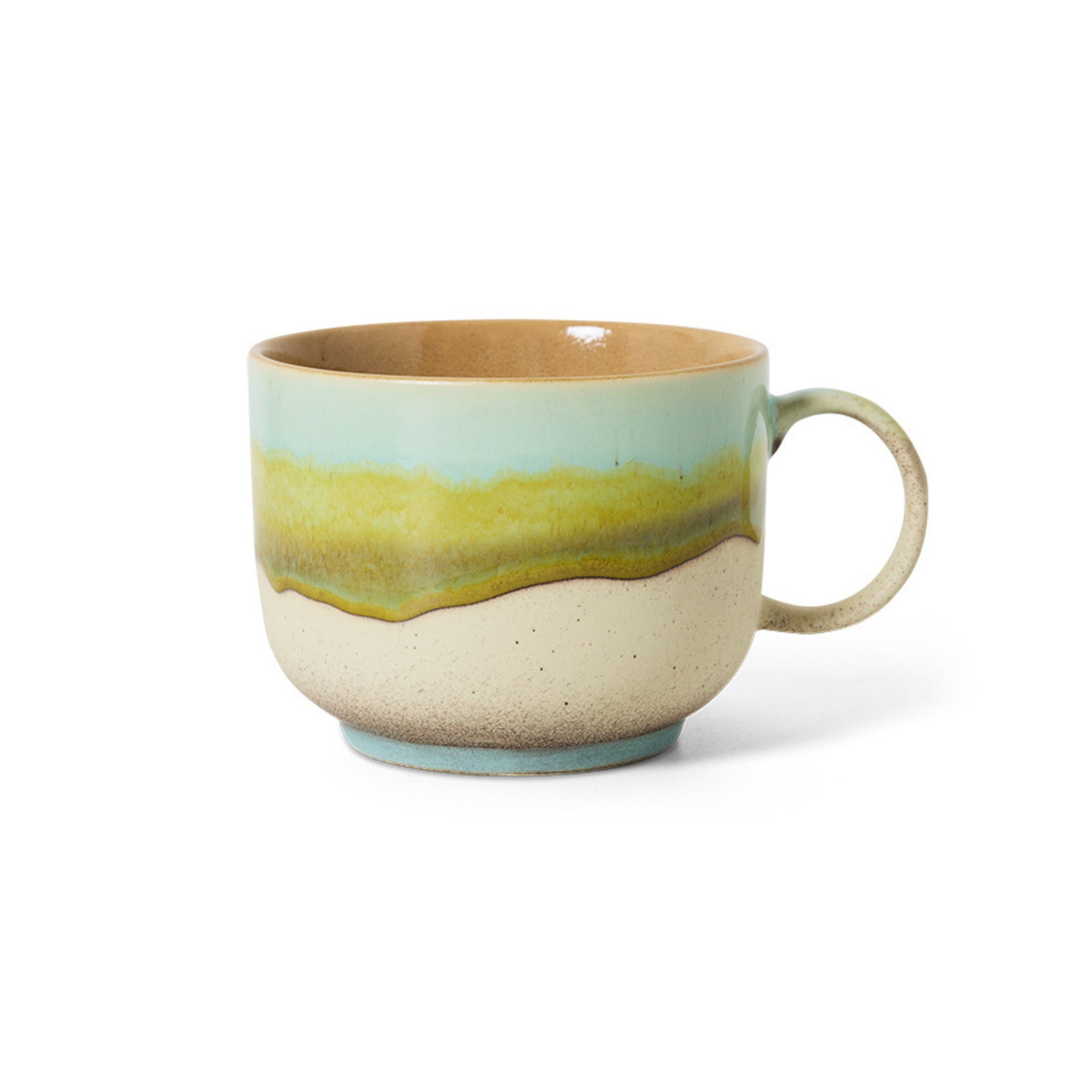 De HK Living 70s Ceramics Theekop Glint is een mok van keramiek met een brede voet en handvat, met aardse beige, groene en blauwe lagen voor een serene, op de horizon geïnspireerde look.