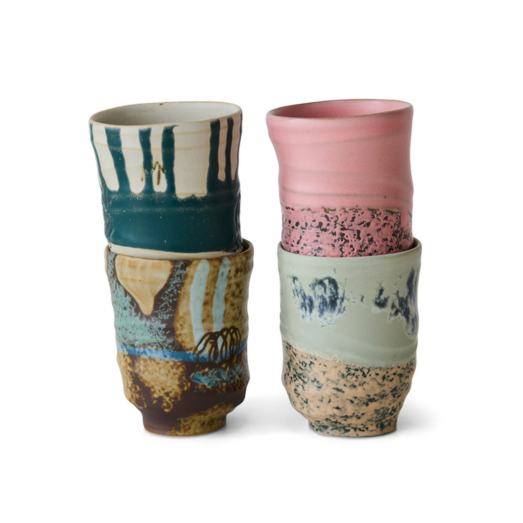 De HK Living Artist Ceramics Koffiemok 4 st. set bestaat uit vier unieke handbeschilderde mokken met kleurrijke patronen, waaronder blauw, bruin, roze met zwarte spikkels en lichtblauwe ontwerpen - allemaal in onregelmatige handgemaakte vormen van HK Living.