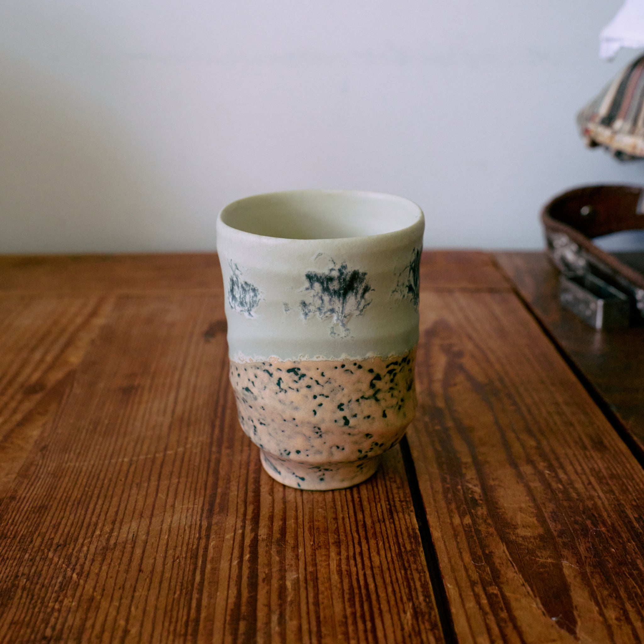 De HK Living Artist Ceramics Koffiemok 4 st. set bestaat uit handgemaakte, gestructureerde keramische mokken met een beige en blauw gespikkeld mat glazuur en een ongelijkmatig ontwerp, perfect om artistieke charme aan je tafel toe te voegen.