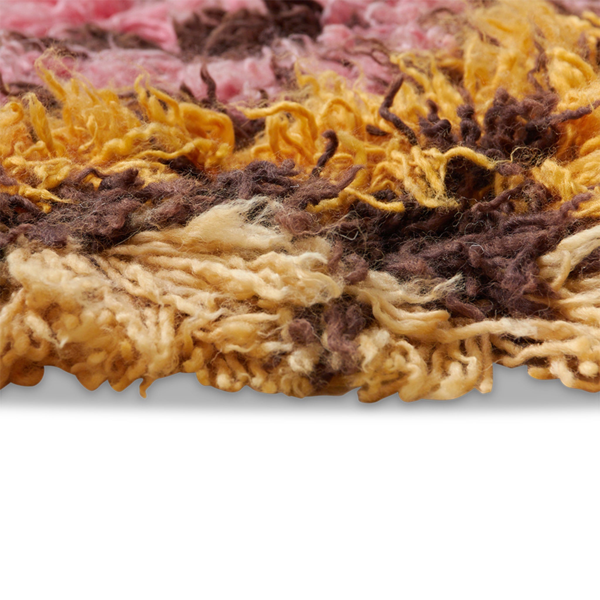 Close-up van de HK Living Fluffy Tapijt South Beach 360/80, met lange, krullende vezels in gele, bruine en roze tinten. Het gedetailleerde oppervlak benadrukt de zachte textuur - ideaal als vloerkleed voor je kamer.