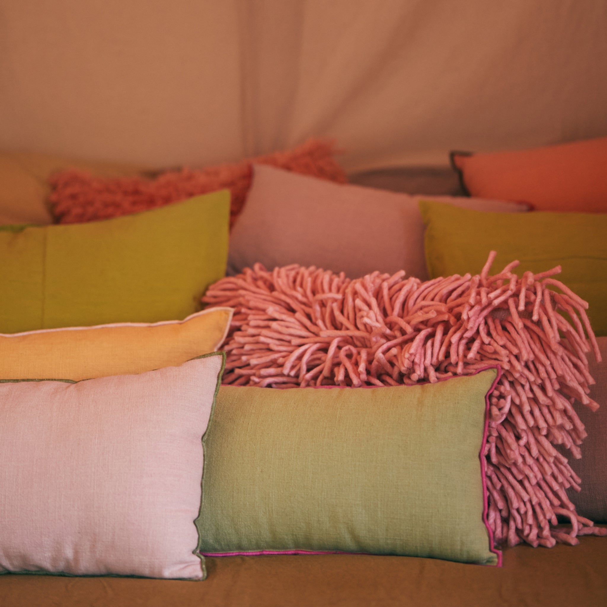 Het HK Living Kussen Mansion Lichtgroen 50/30 is een pastelkleurig sierkussen gemaakt van linnen en katoen, met een gladde textuur en dikke roze garenaccenten, perfect om te mixen met roze en gele kussens in je inrichting.