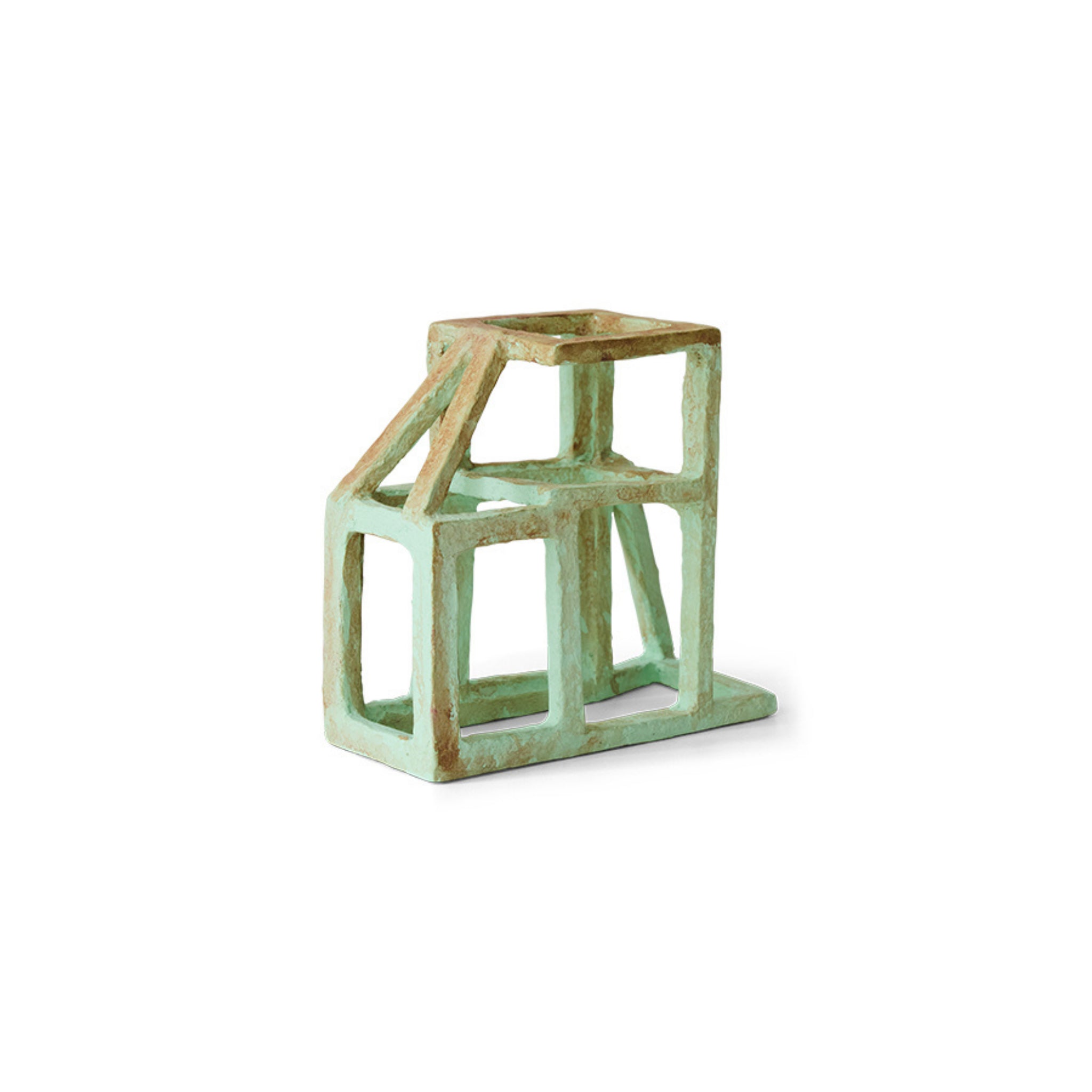 Het HK Living papieren object: After Constructivism is een kleine, geometrische papier-maché sculptuur van HK Living, met een open frame huisontwerp in lichtgroen en bruin voor een aards accent in elk modern interieur.