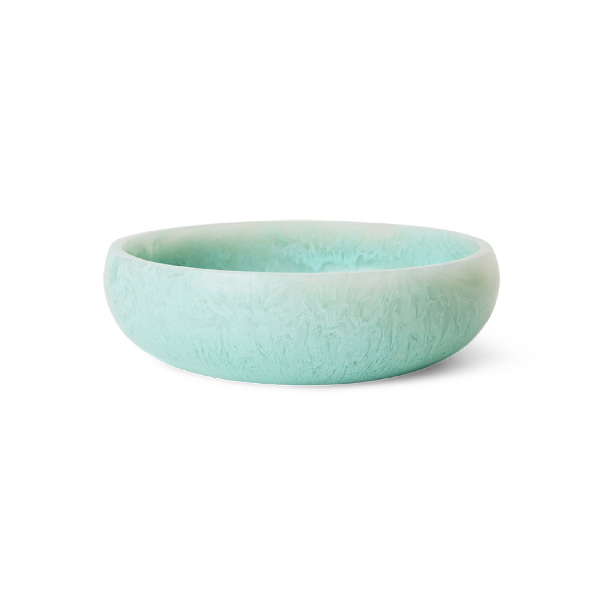 De HK Living Saladekom Mint D26 is een ondiepe, ronde schaal van hars in licht turquoise met subtiele gemarmerde patronen en een gladde, matte afwerking. De lege kom is geplaatst tegen een effen witte achtergrond.