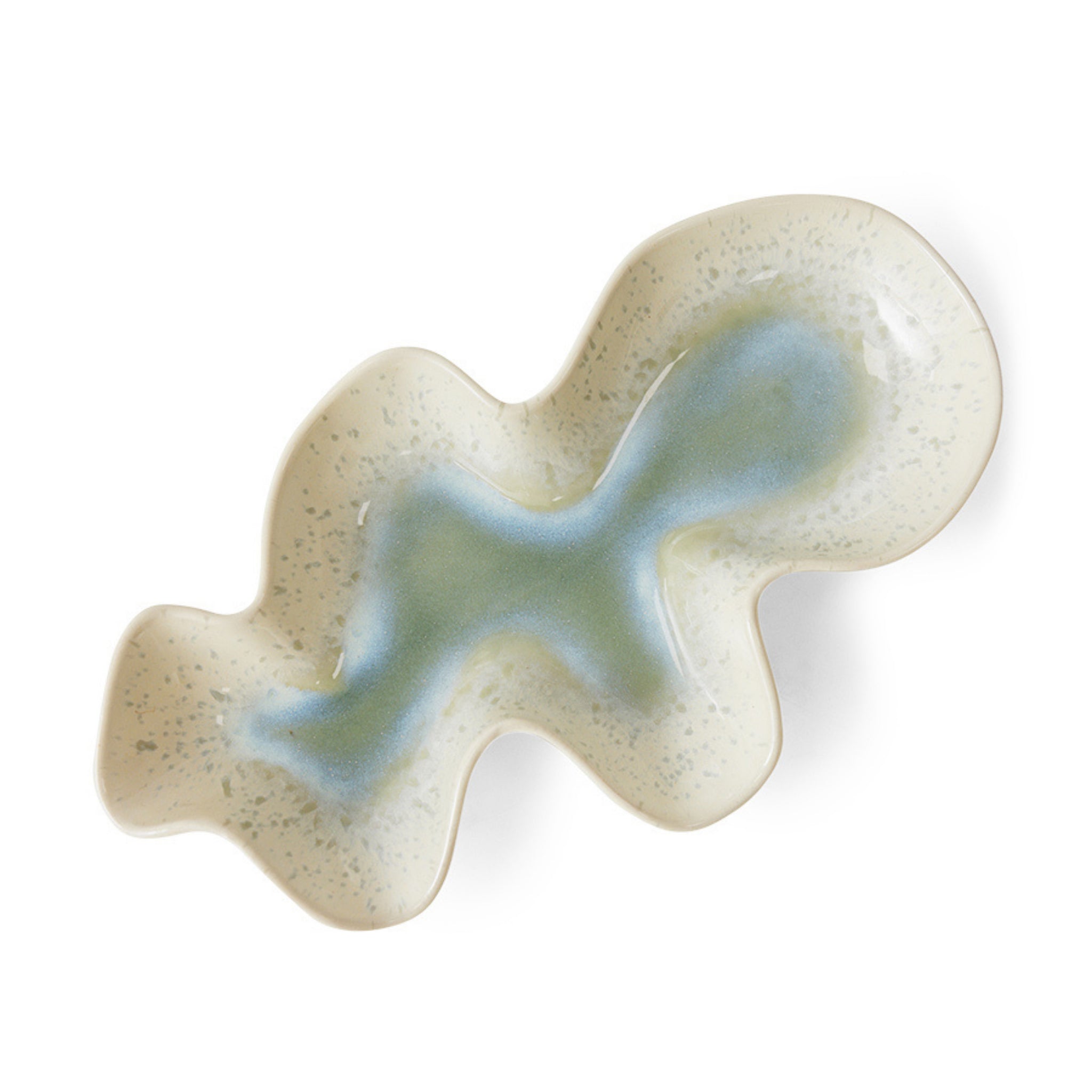 De HK Living Shell Serveerschaal Oyster is een crèmekleurige serveerschaal van keramiek met een golvende, abstracte vorm en blauwgroen geglazuurd midden - ideaal voor maritieme tafeldecoratie en om artistieke flair toe te voegen aan elke omgeving.