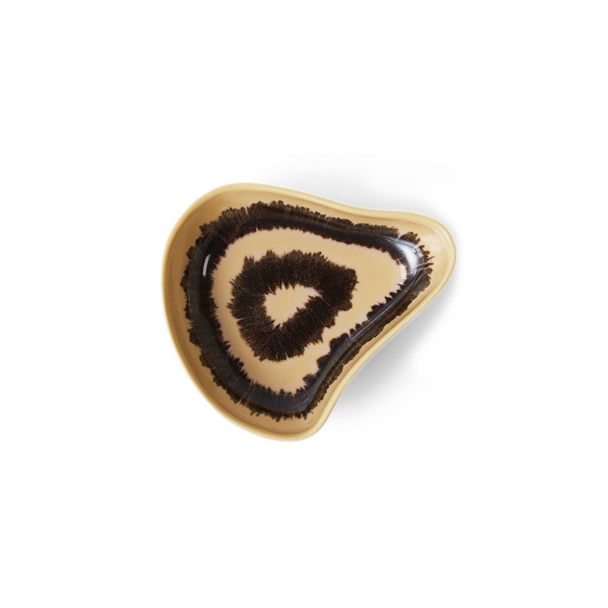De HK Living Shell Tapas Kom Triffle is een beige keramische schaal met een asymmetrische, abstracte vorm, glanzende afwerking en een uniek donkerbruin ringpatroon dat straalt vanuit het midden.