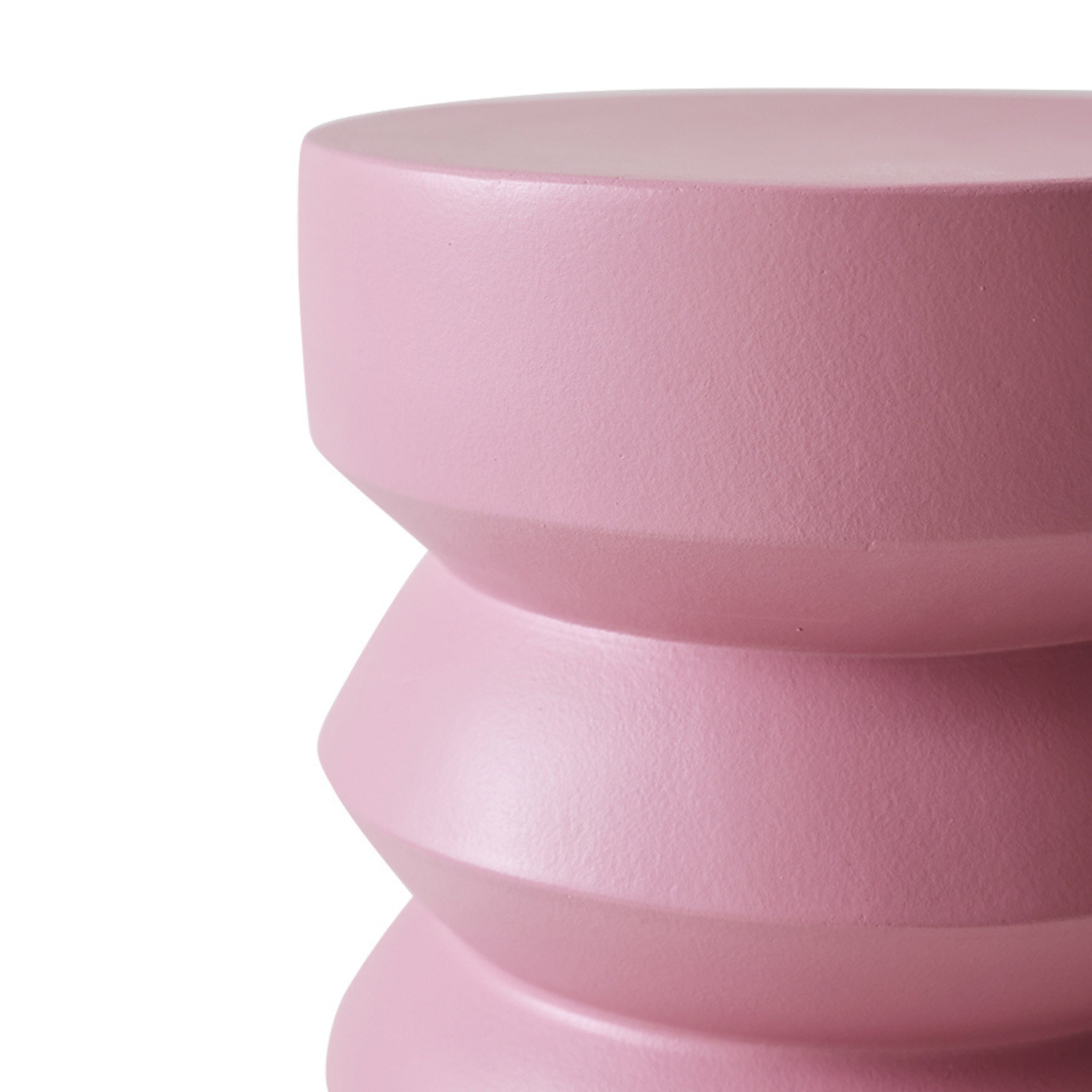 Een close-up van de HK Living Stoneware Bijzettafel Rouge, een moderne pastelroze bijzettafel met gladde matte afwerking en gestapelde, ronde geometrische vormen van HK Living.