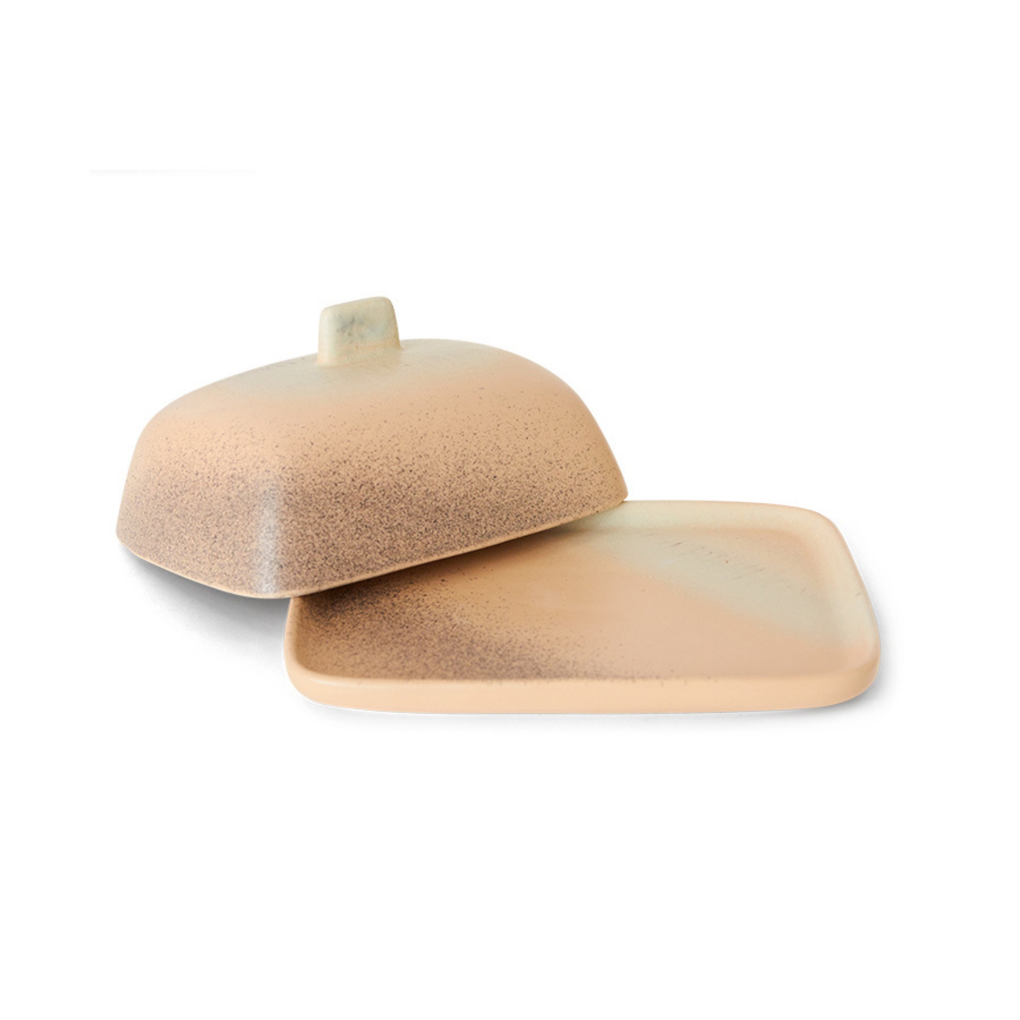 Het HK Living 70s Ceramics Botervlootje Breeze heeft een rechthoekige basis van keramiek en een afgeronde deksel in gespikkeld beige en bruin, met een kleine knop bovenop en een licht gekanteld ontwerp, geïnspireerd op klassiek jaren 70 keramiek.