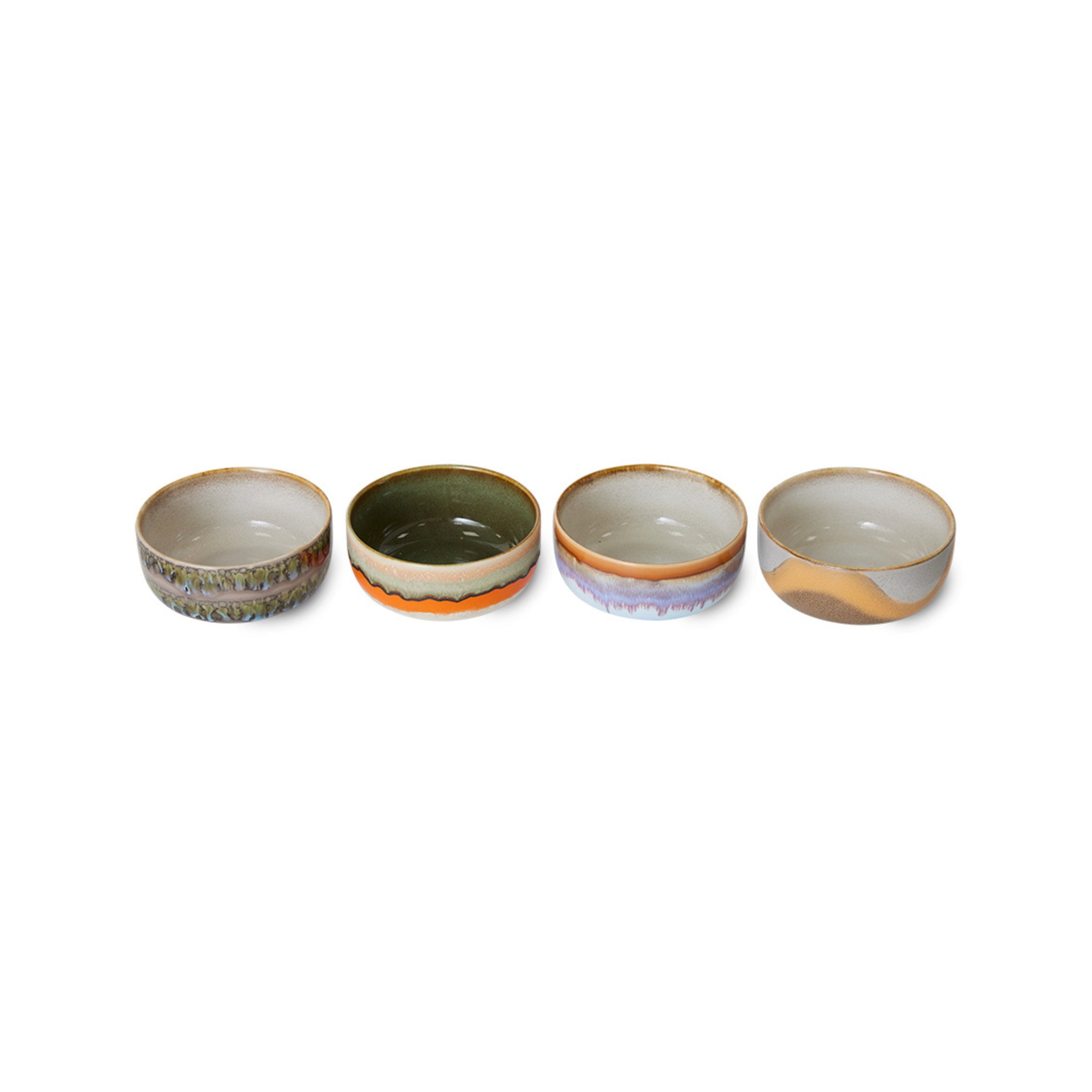 De HK Living 70s Ceramics Dessertkom Reef set bestaat uit vier kleine, kleurrijke kommen met unieke patronen, gerangschikt in een horizontale rij op een witte achtergrond.