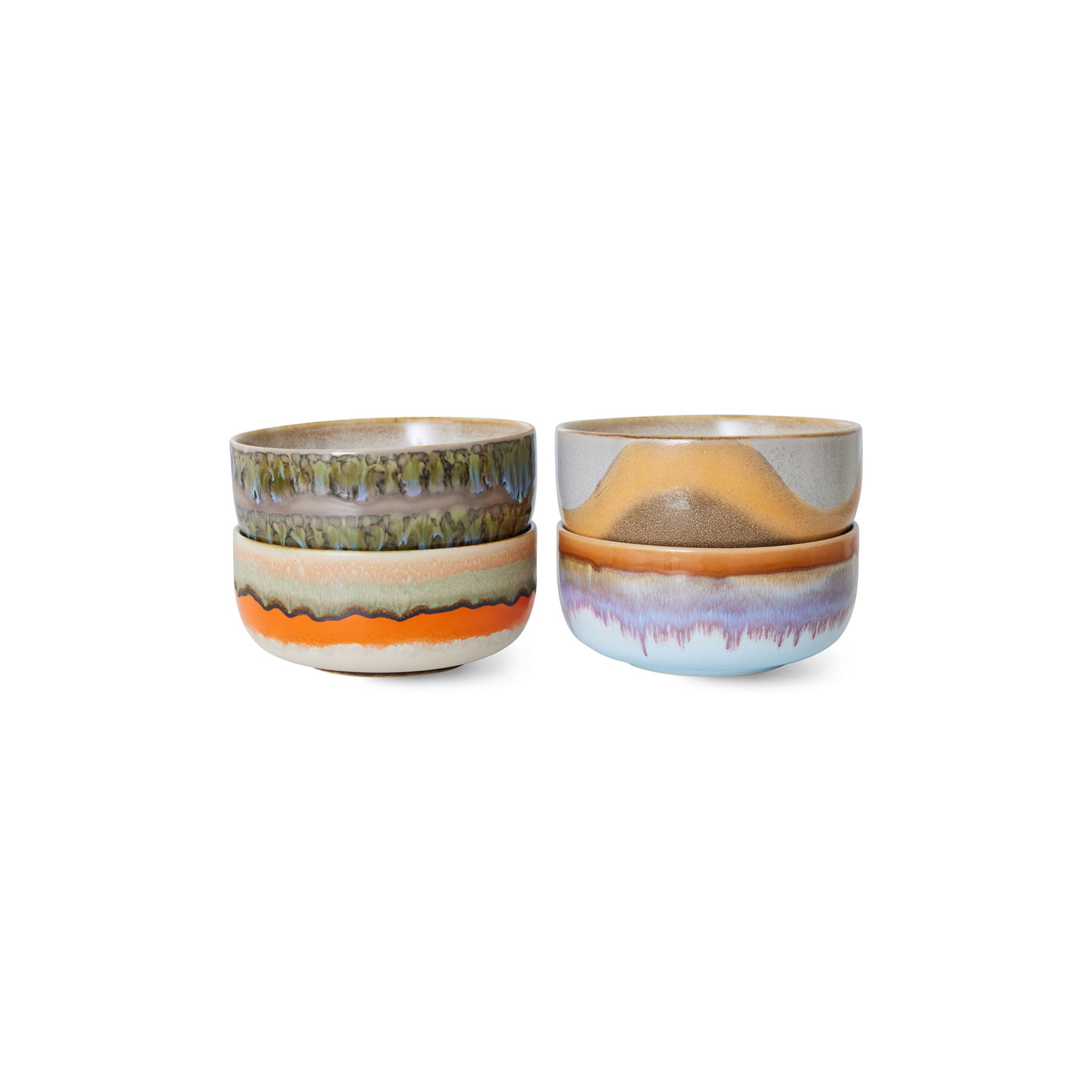 Twee stapels HK Living 70s Ceramics Dessertkom Reef kommen, set van 4, met kleurrijke aardetinten glazuur in oranje, groen, paars en blauw van HK Living, weergegeven op een witte achtergrond.