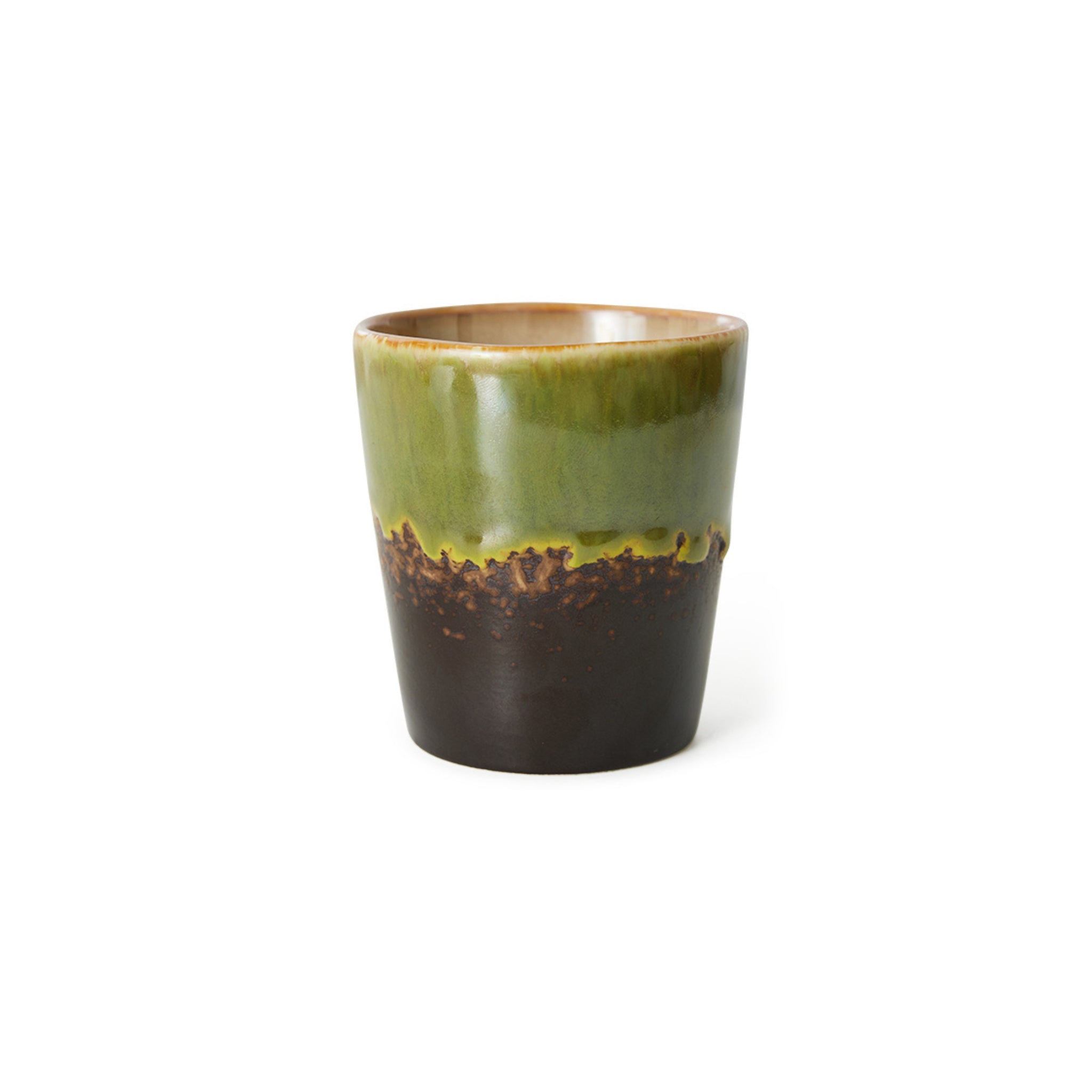 De HK Living 70s Ceramics Koffiekop Algae heeft een glanzende groene bovenkant en een gestructureerde donkerbruine onderkant, tegen een effen witte achtergrond.