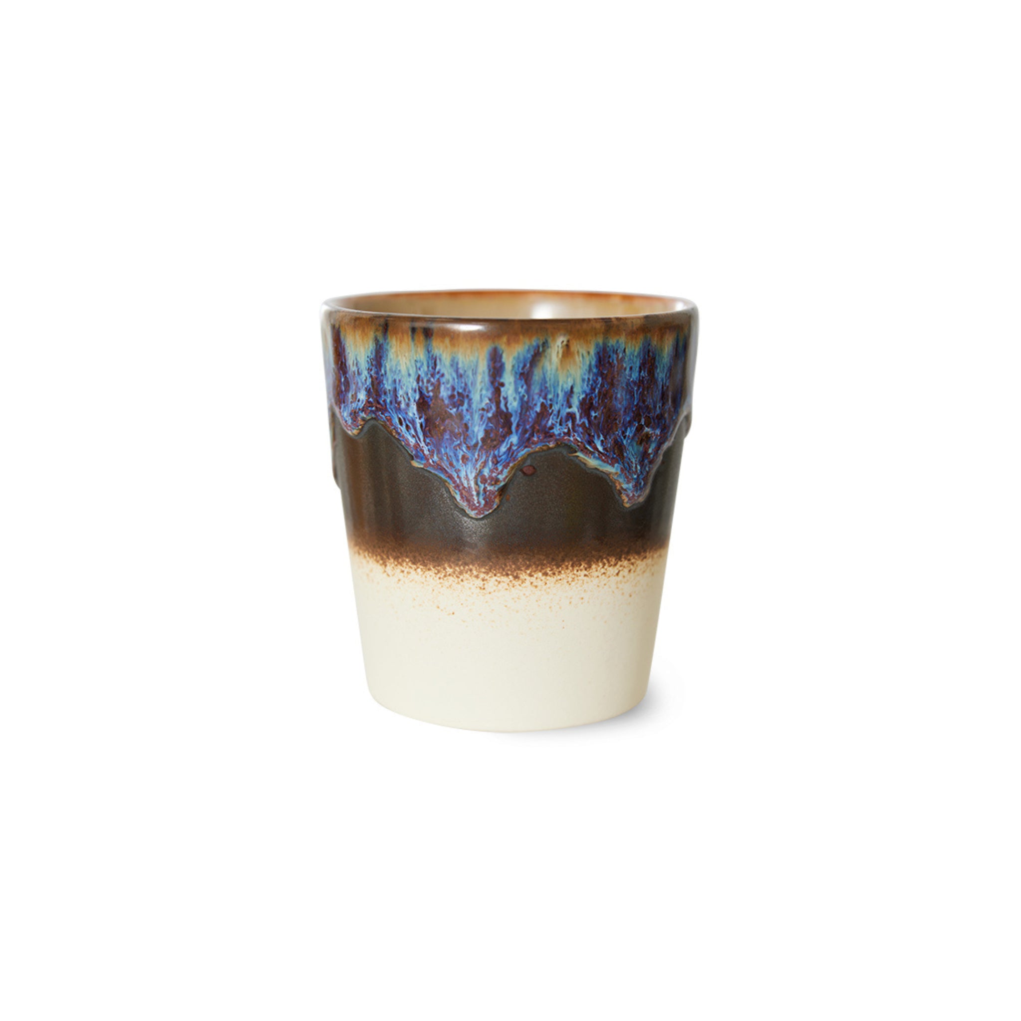 De HK Living 70s Ceramics Koffiekop Aurora heeft een crèmekleurige basis, een bruin midden en een blauw, paars en zwart geglazuurde druppel vanaf de rand, tegen een effen witte achtergrond.