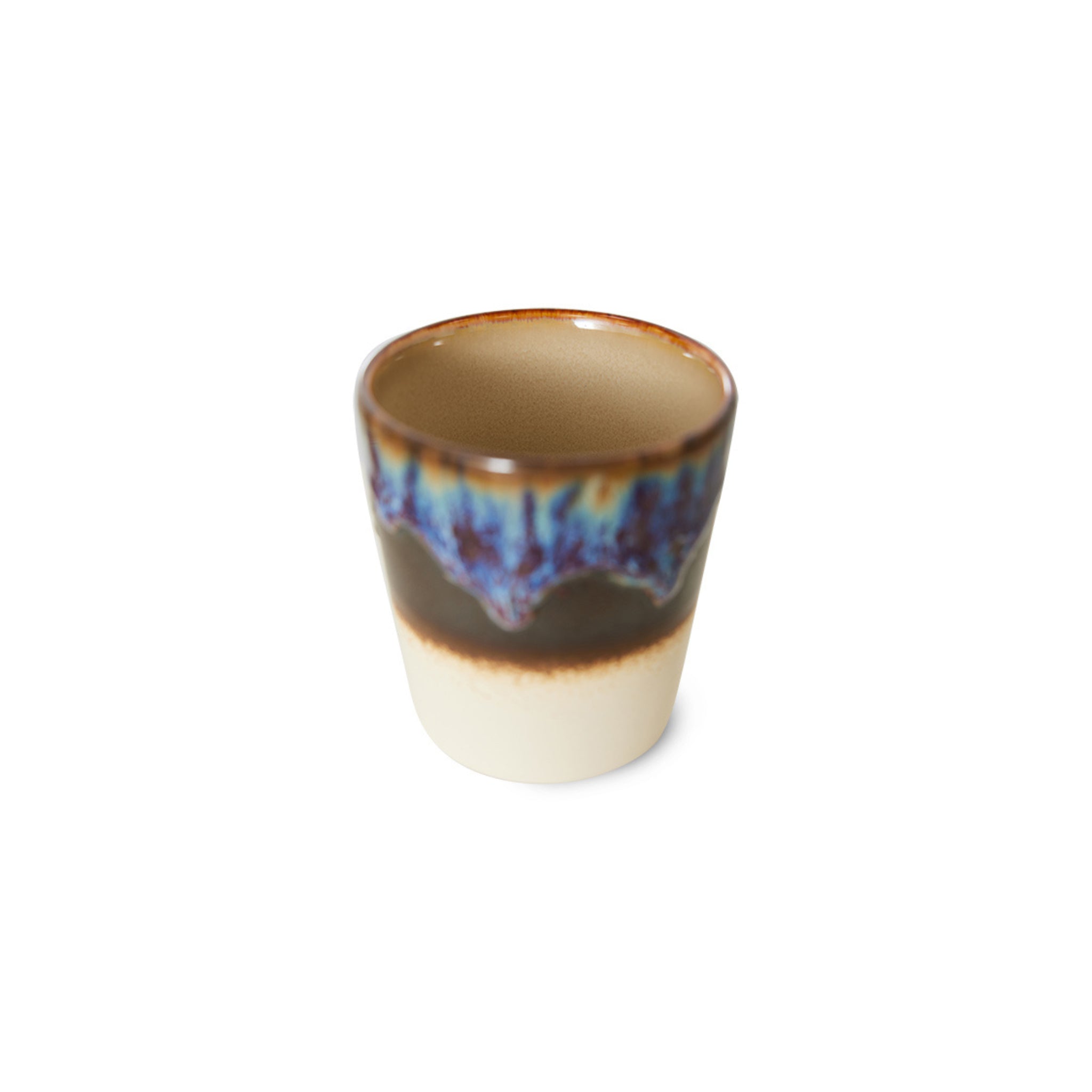 De HK Living 70s Ceramics Koffiekop Aurora heeft een crèmekleurige basis, bruin middendeel en blauwpaarse glazuurdruppels, geheel in de stijl van de jaren 70. Afgebeeld tegen een witte achtergrond.
