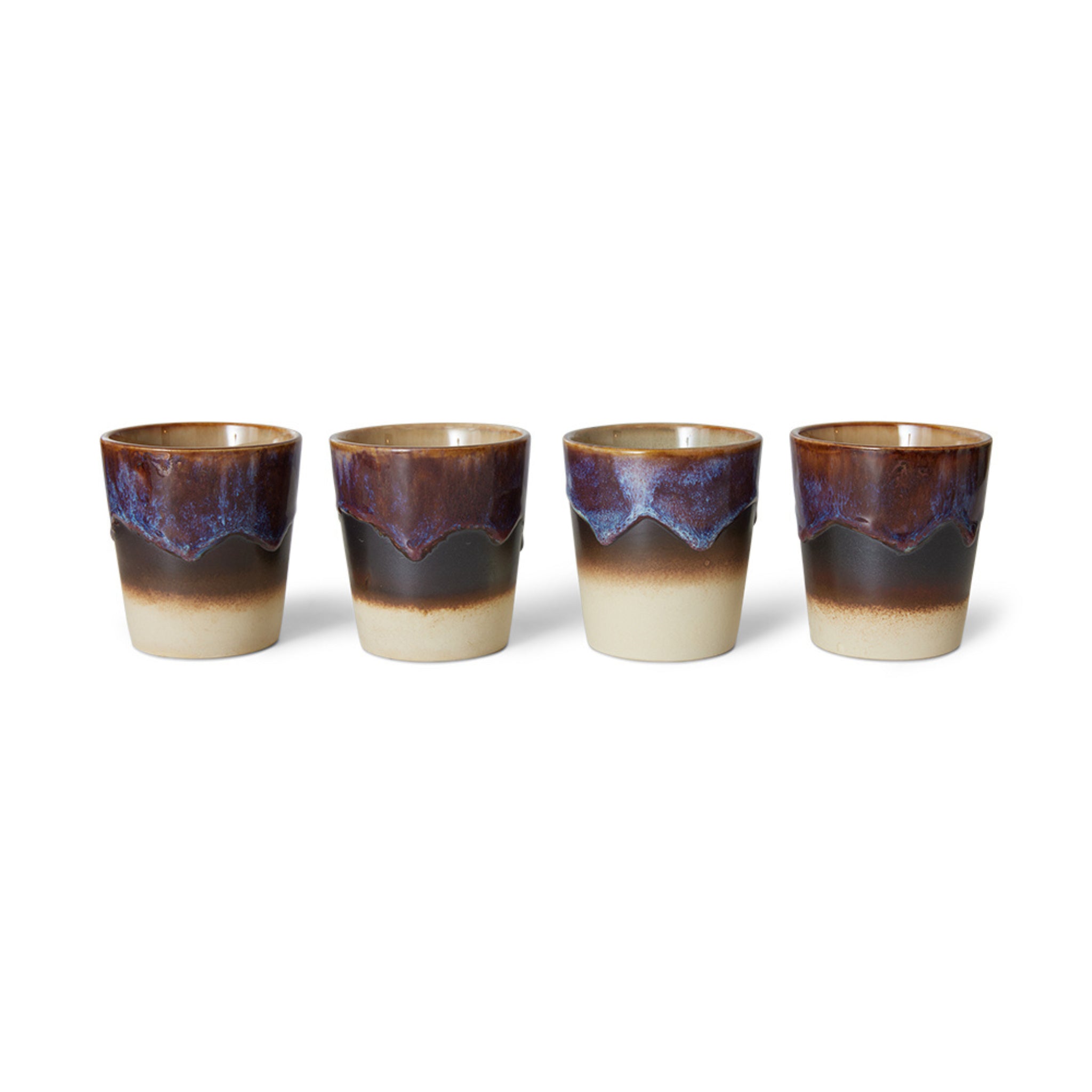 Vier HK Living 70s Ceramics Koffiekop Aurora kopjes, met bruin, crème en blauw glazuur met een golvende blauwe lijn bij de rand, staan op een rij tegen een witte achtergrond.