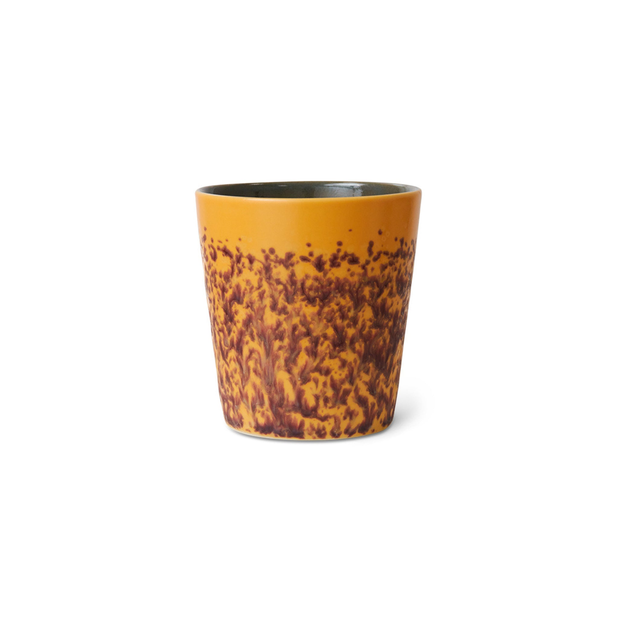De HK Living 70s Ceramics Koffiekop Bay is een koffiekopje van keramiek met een glanzende oranje afwerking, gedecoreerd in retrostijl met dichte roodbruine spikkels en wervelingen, afgebeeld op een witte achtergrond.