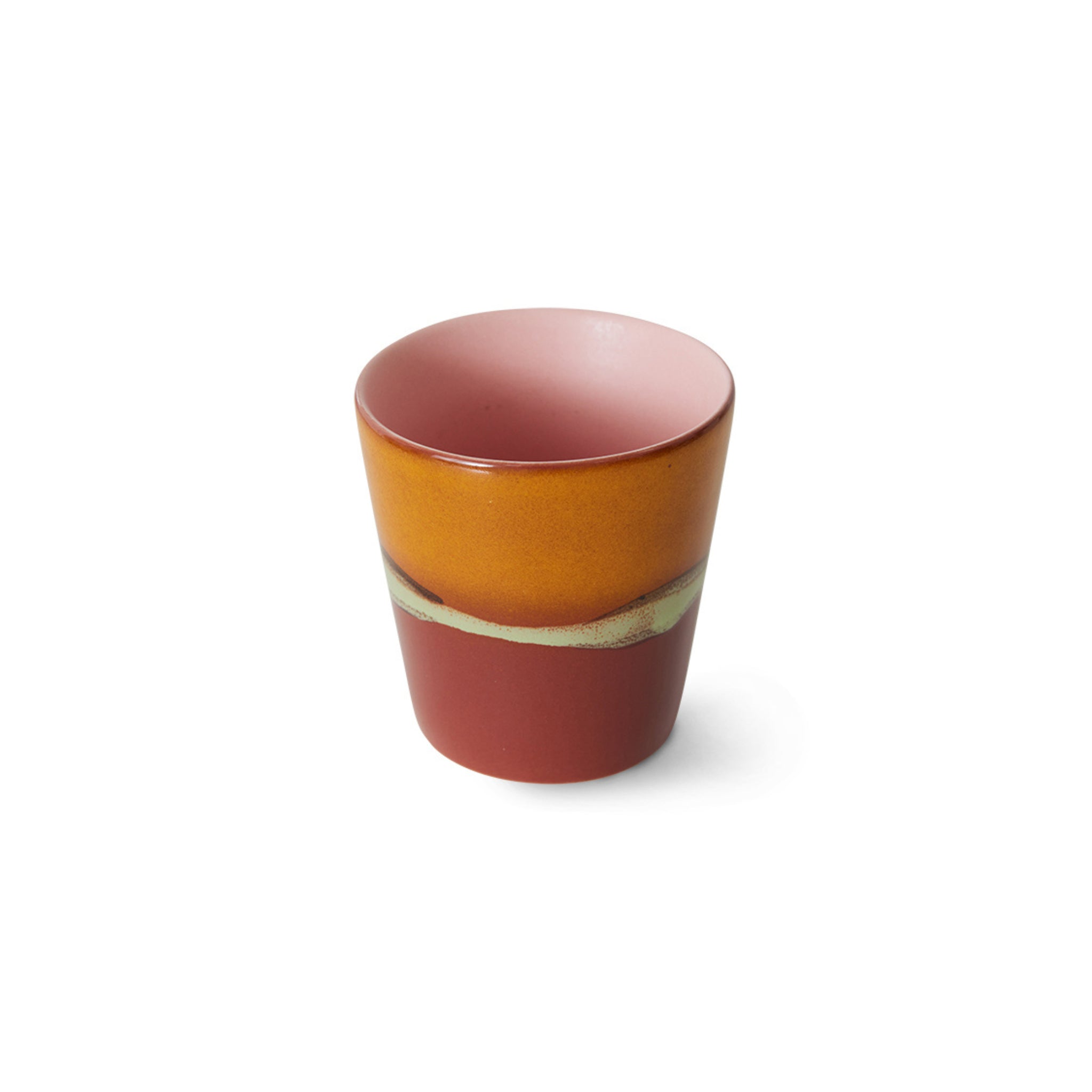De HK Living 70s Ceramics Koffiekop Clay is een keramische beker met een roodbruine basis, mosterdgele band en golvende crèmekleurige lijn, met een gladde matte afwerking en afgebeeld tegen een witte achtergrond.