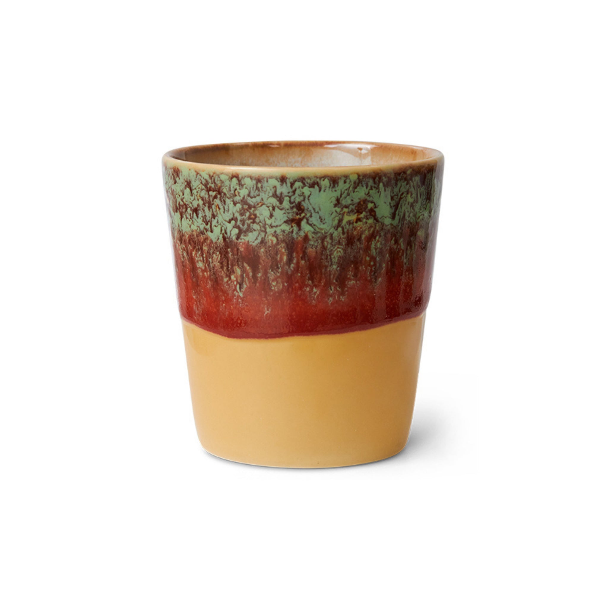 De HK Living 70s Ceramics Koffiekop Cove is een keramische mok met een glanzende afwerking, voorzien van tan, roodbruin en gevlekte groenbruine banden in een retro stijl die doet denken aan klassieke HK Living ontwerpen.