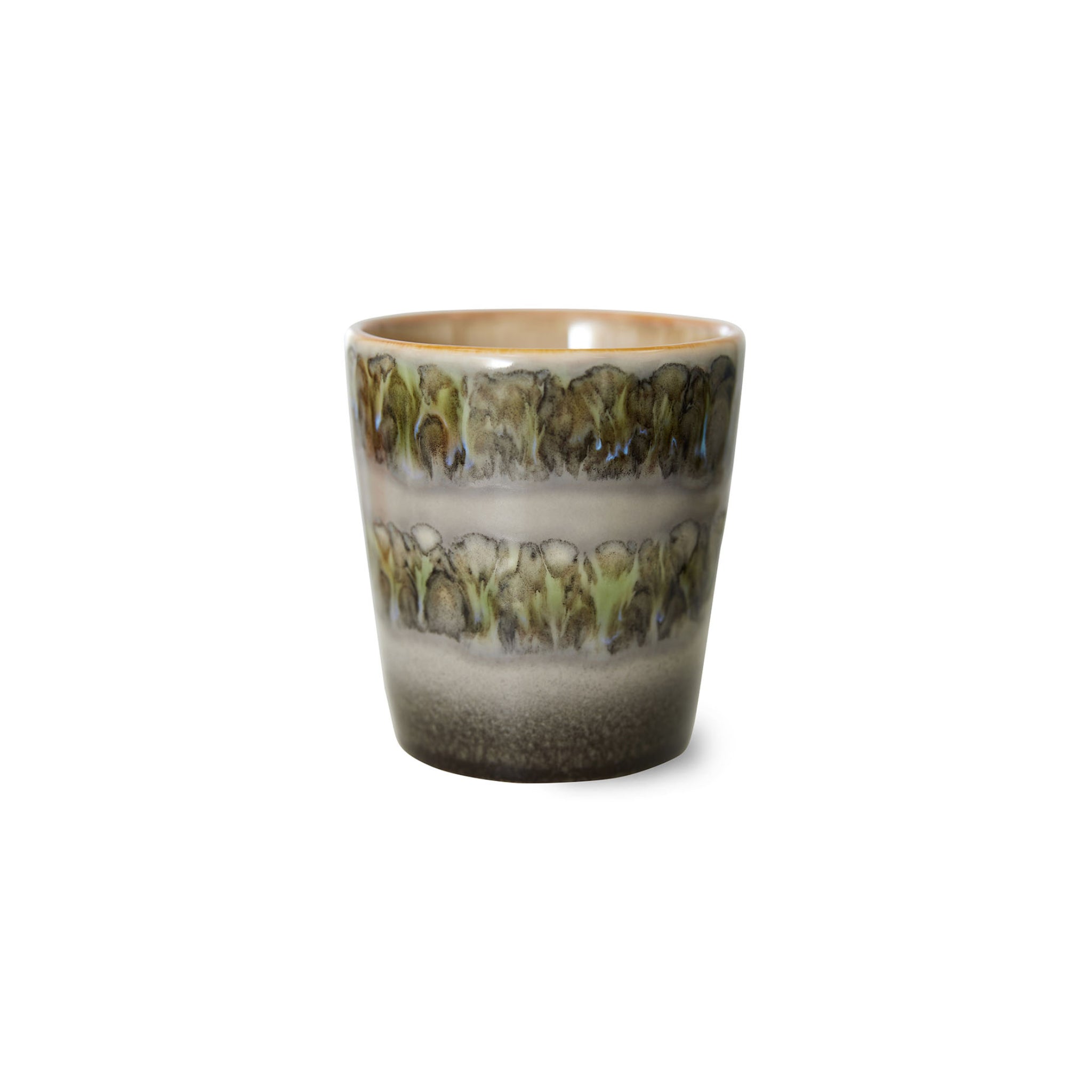 De HK Living 70s Ceramics Koffiekop Varen heeft een ronde keramische vorm met groene en bruine retro glazuren, twee horizontale banden met textuur en is geïnspireerd op klassiek jaren 70 design.