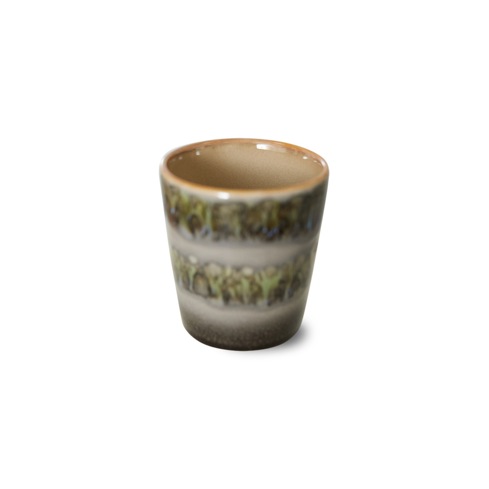 De HK Living 70s Ceramics Koffiekop Fern is een kleine keramische koffiekop in retrostijl met een uitlopende rand, aardse bruine en groene tinten en een band met structuurpatroon rond het midden, afgebeeld op een effen witte achtergrond.