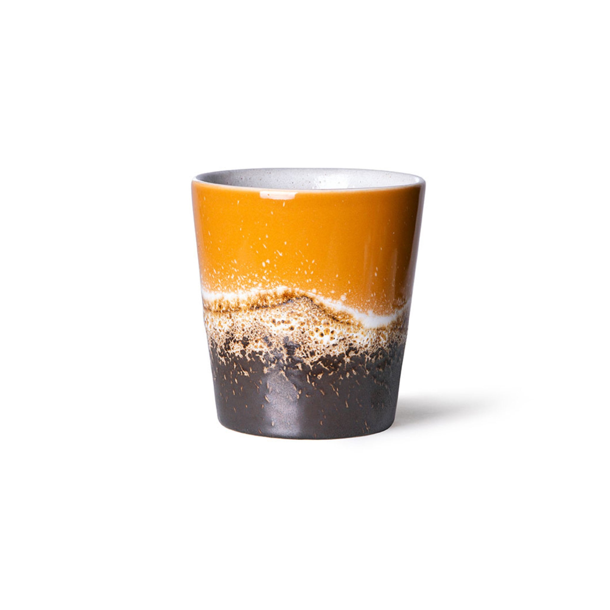 De HK Living 70s Ceramics Koffiekop Fire is een keramische beker met een glanzende afwerking, mosterdgele bovenkant, witte golvende streep en gestructureerde donkerbruine basis - retro stijl die doet denken aan de kenmerkende look van het merk - op een effen witte achtergrond.