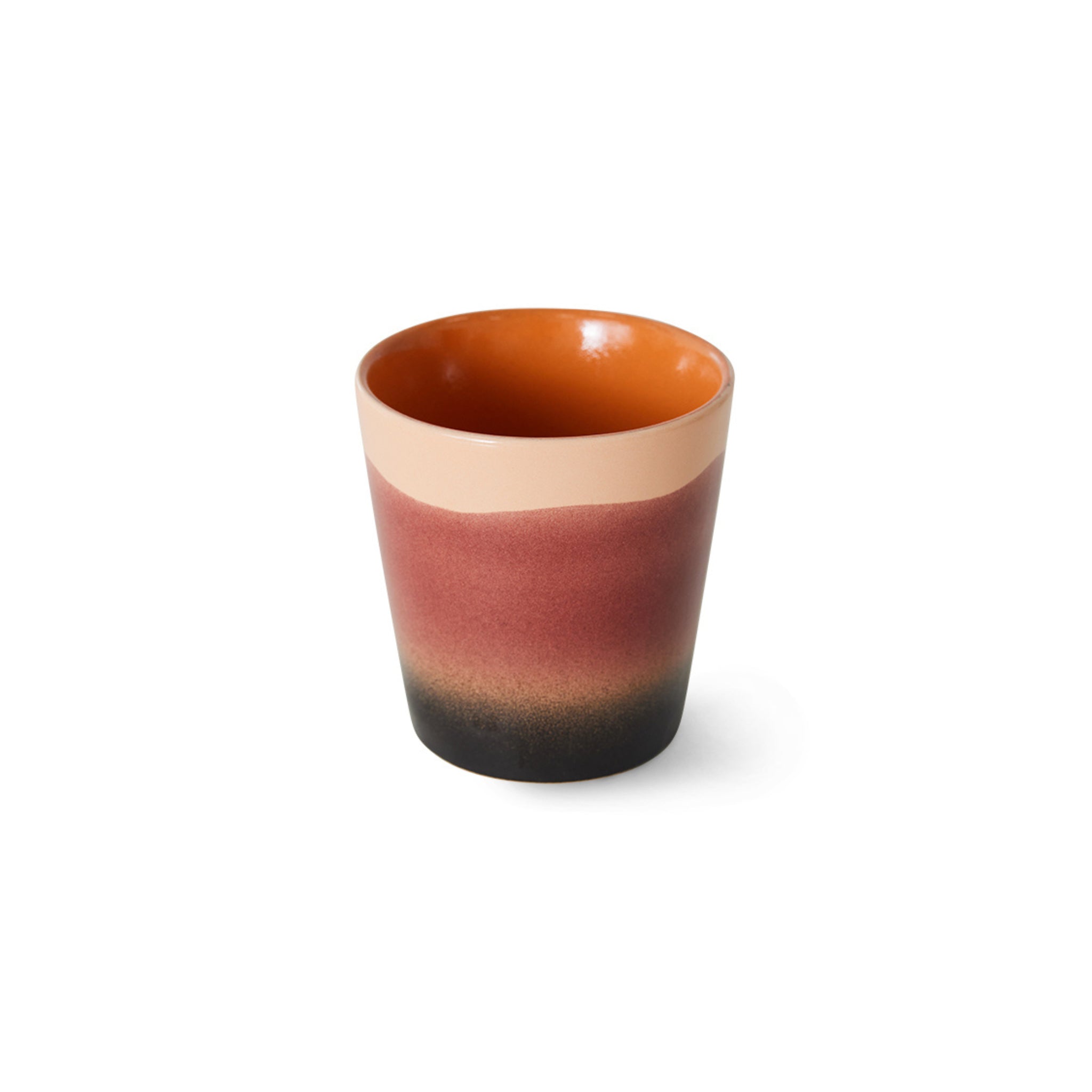 De HK Living 70s Ceramics Koffiekop Rise heeft een glanzende oranje binnenkant en een matte, verlopen buitenkant van beige naar roodbruin en zwart, weergegeven op een witte achtergrond.