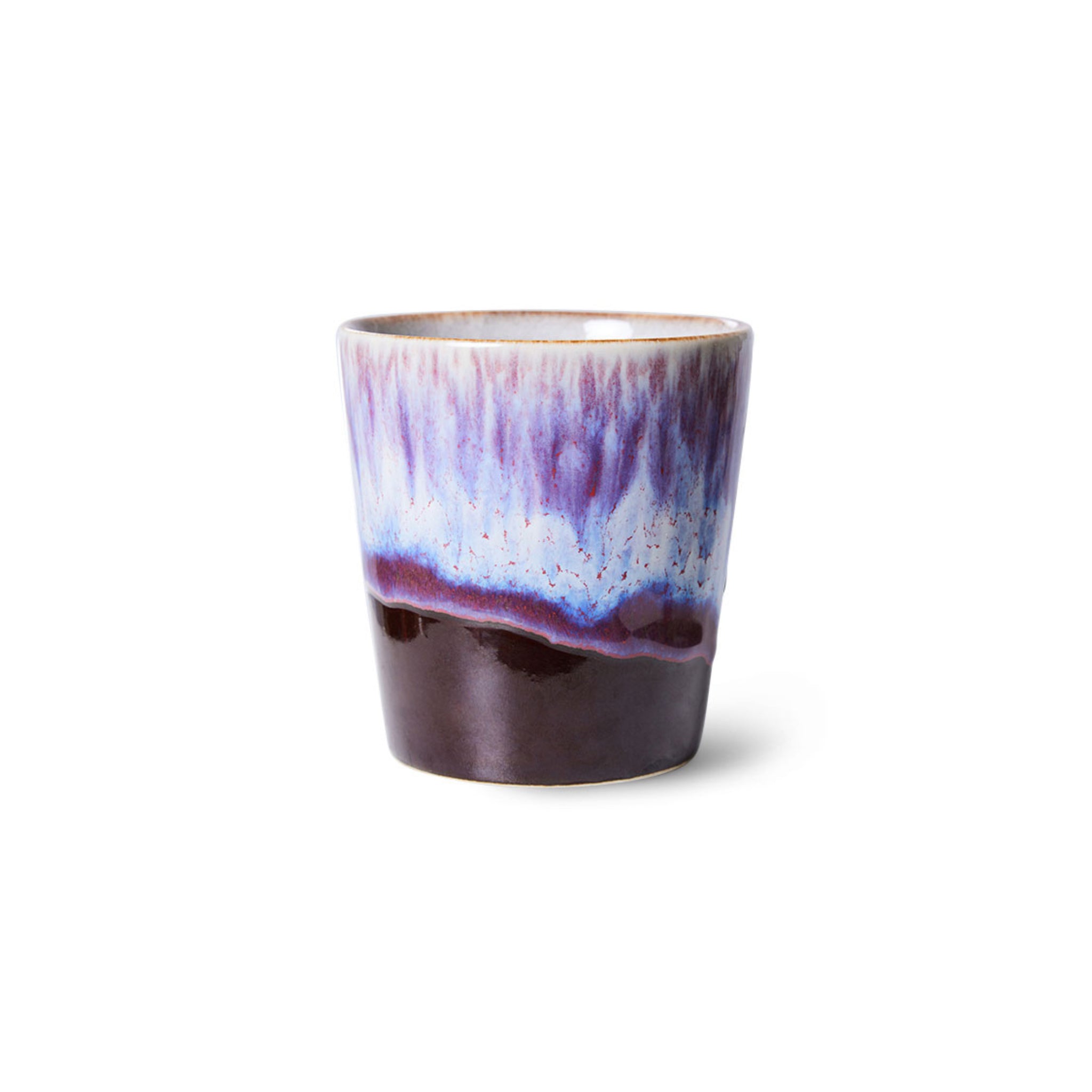 De HK Living 70s Ceramics Koffiekop Yeti is een glanzende beker van keramiek met een donkerbruine basis en een blauwpaars kleurverloop op de bovenste helft, geïnspireerd op de iconische collectie en afgebeeld tegen een witte achtergrond.