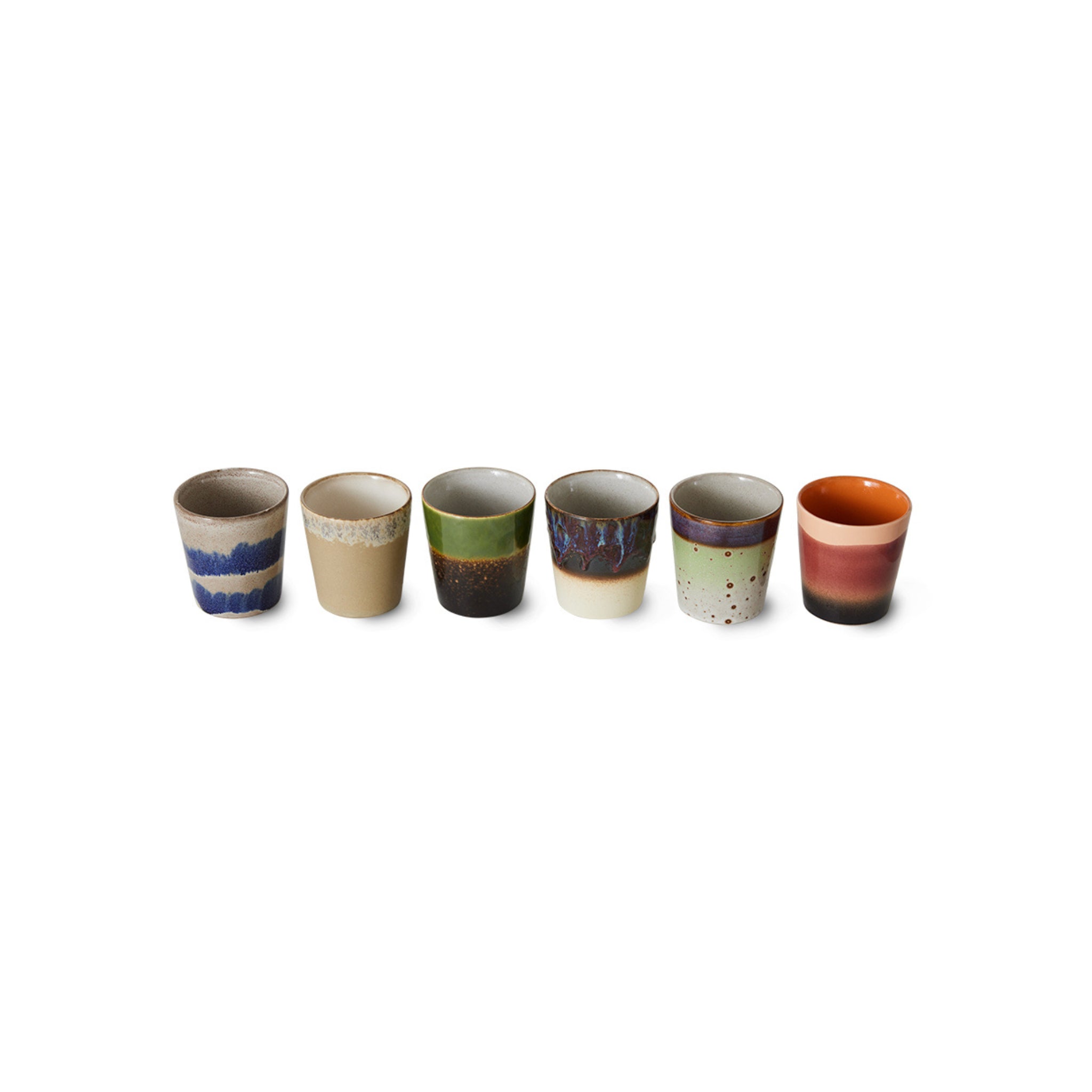 Zes HK Living 70s Ceramics Koffiemok aardingsbekers, elk met unieke blauwe, beige, bruine, groene, wit gespikkelde en rood-oranje ontwerpen, staan op een rij op een witte achtergrond. Merk: HK Living. Set van 6.