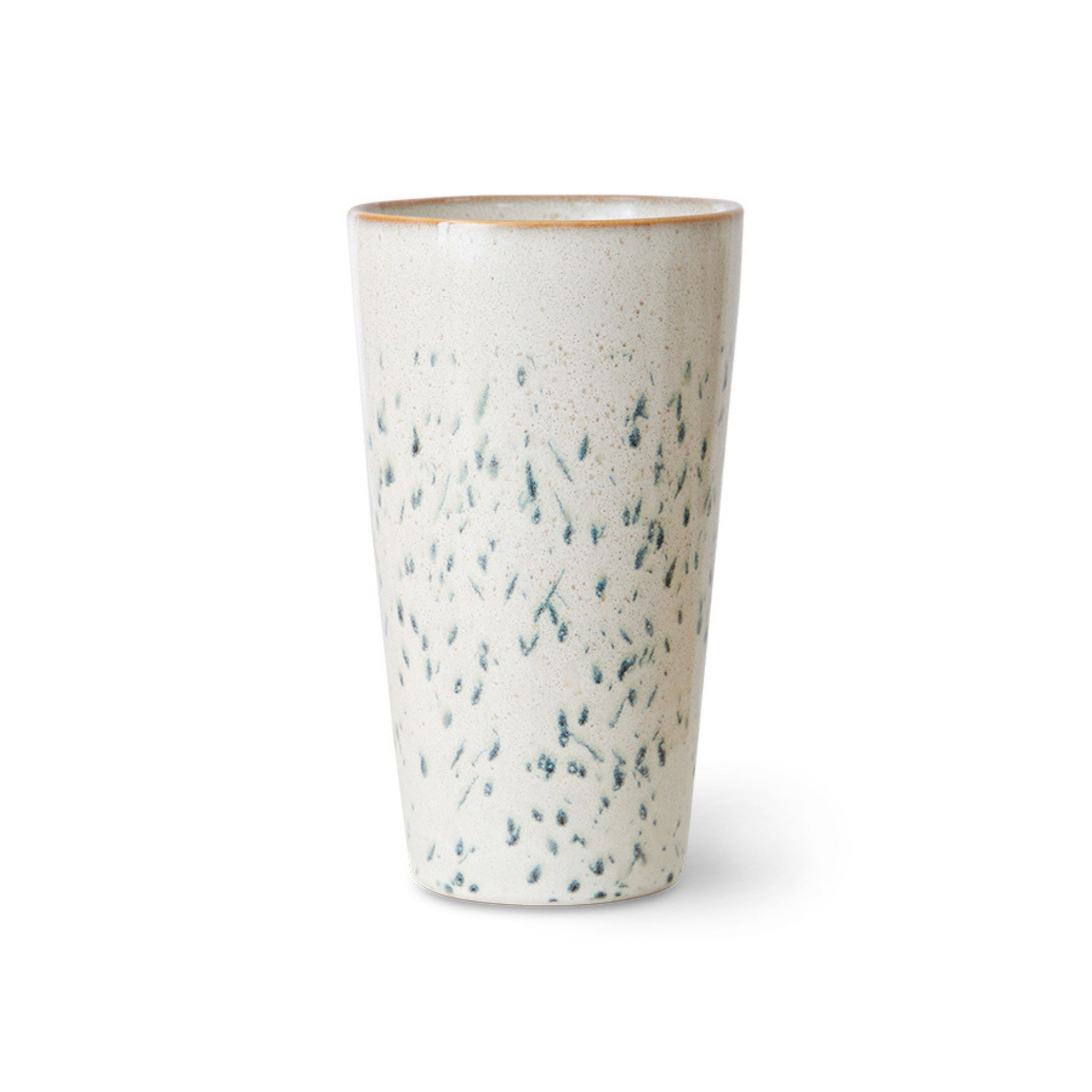 De HK Living 70s Ceramics Latte Mok Hail heeft een hoge, licht taps toelopende keramische vorm in gebroken wit met blauwe en grijze spikkels, een matte afwerking en een warme beige rand die retro keramiek charme toevoegt.