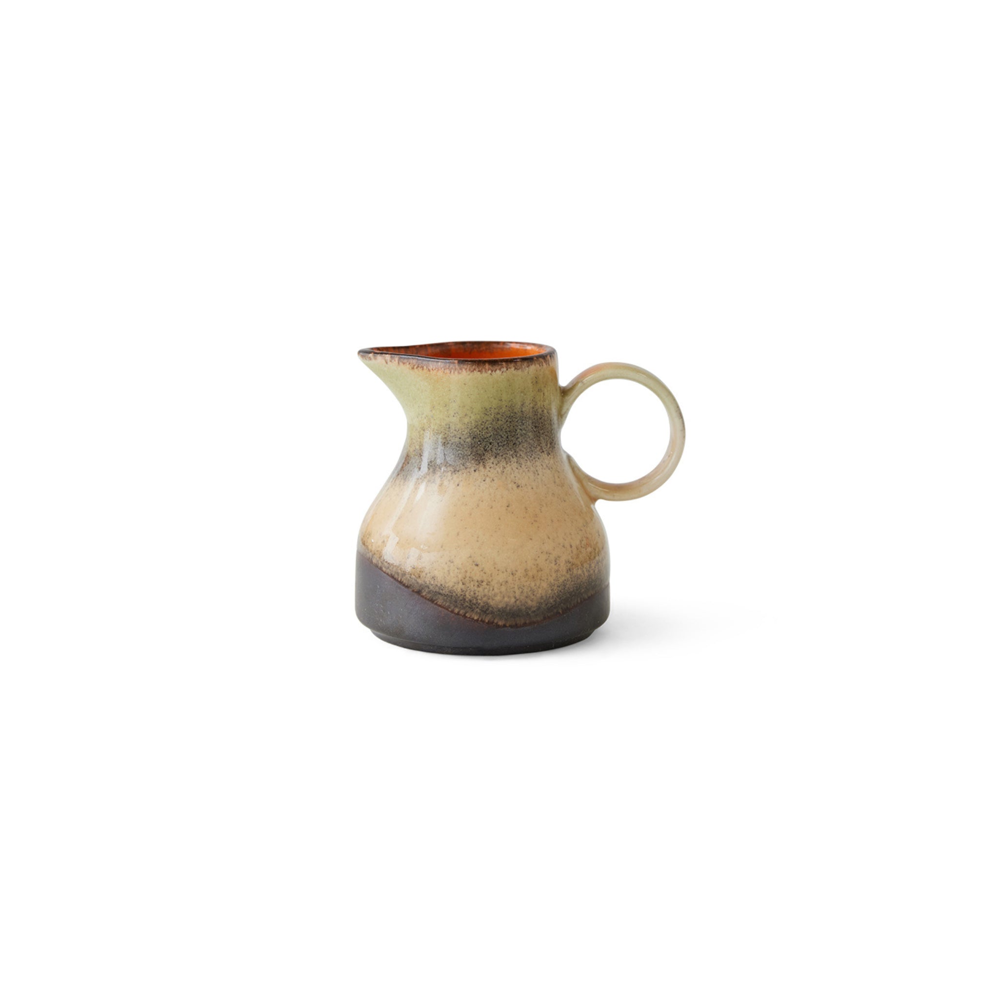 Het HK Living 70s Ceramics Melkkannetje 8AM is een kleine keramische kan met een rond handvat en een kleurverloop in beige, bruin, groen en oranje tinten, waardoor het een retro uitstraling heeft geïnspireerd op jaren 70 keramiek.