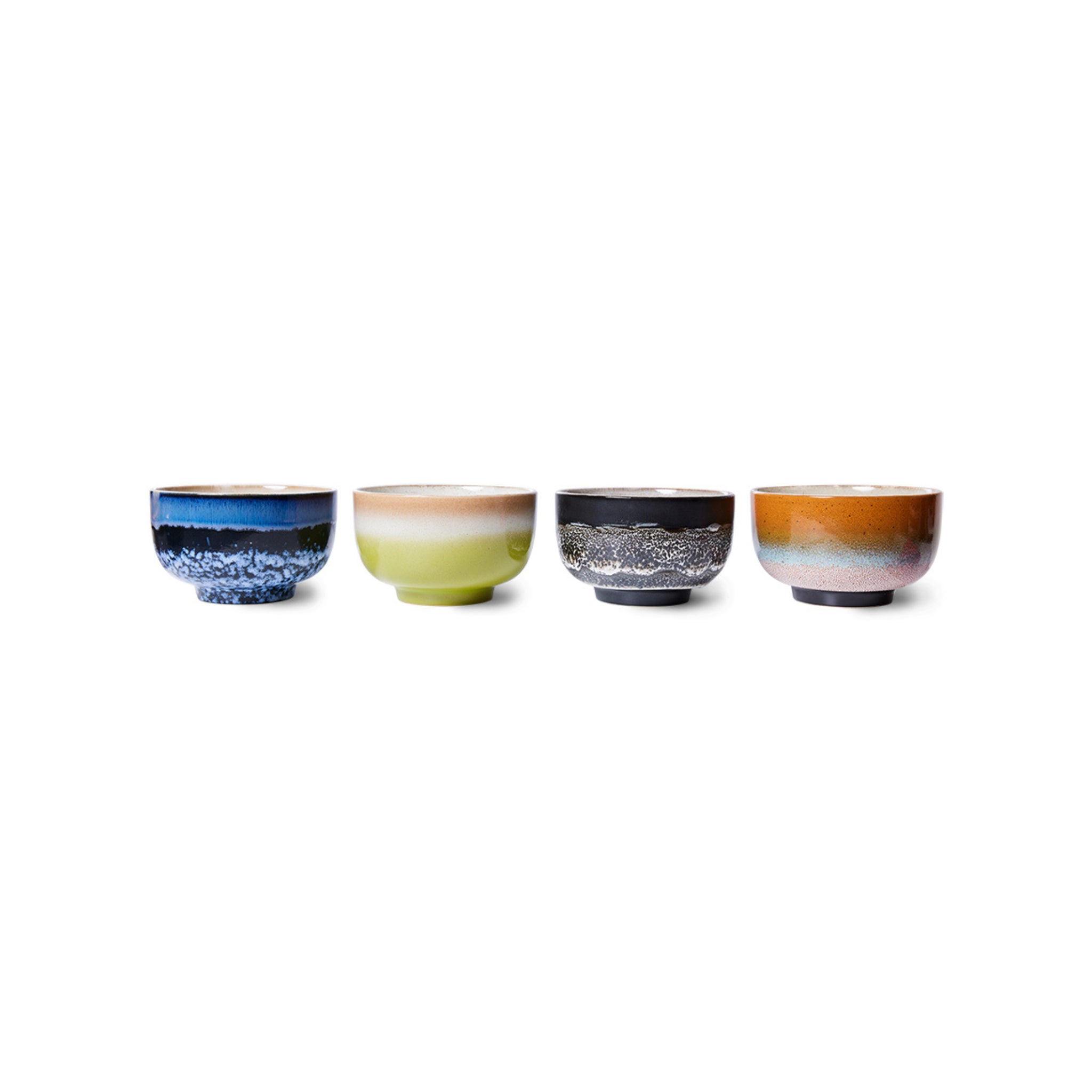 Vier HK Living 70s Ceramics Noodle Kom Groovy D13 kommen staan op een rij in blauw met wit, lichtgroen met beige, zwart met wit en bruin met blauwe en roze accenten op een witte basis. Set van 4 door HK Living.