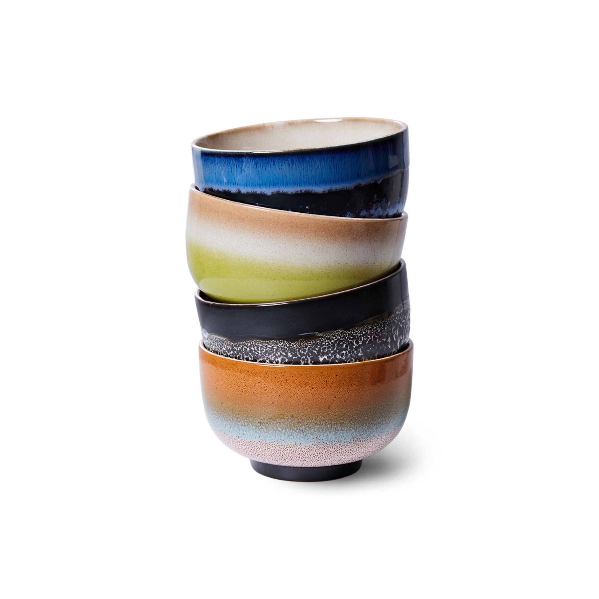 Een stapel van vier HK Living 70s Ceramics Noodle Kom Groovy kommen, elk met een unieke kleur en patroon - blauw, groen, zwart gespikkeld en oranje - roept een retro sfeer op. De enigszins ongelijke stapel wordt getoond tegen een witte achtergrond.