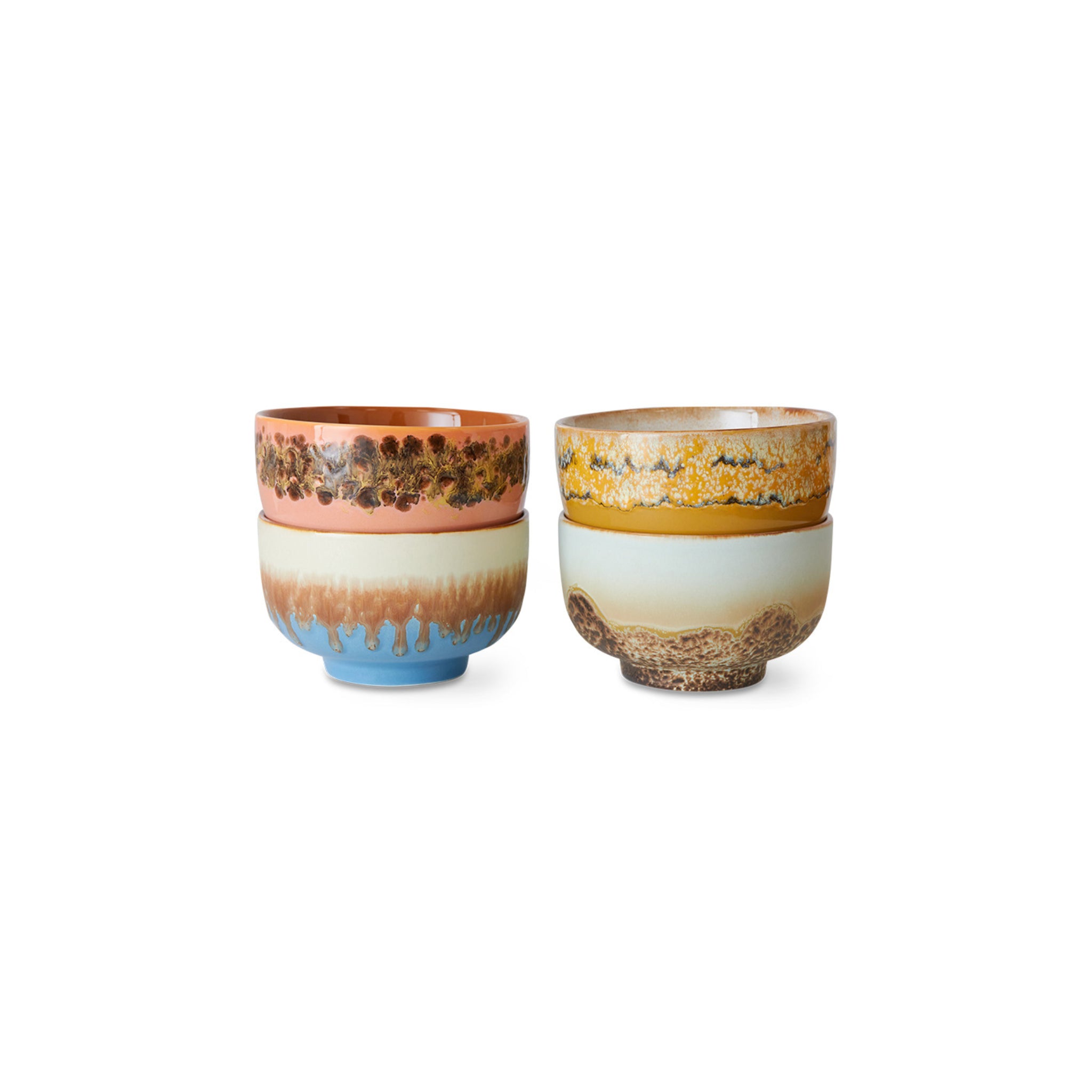 Twee HK Living 70s Ceramics Noodle Kom Seabreeze kommen, een met roze en blauw plus een bruine band, de andere in geel en beige met aardebruine patronen, worden getoond op een witte achtergrond.
