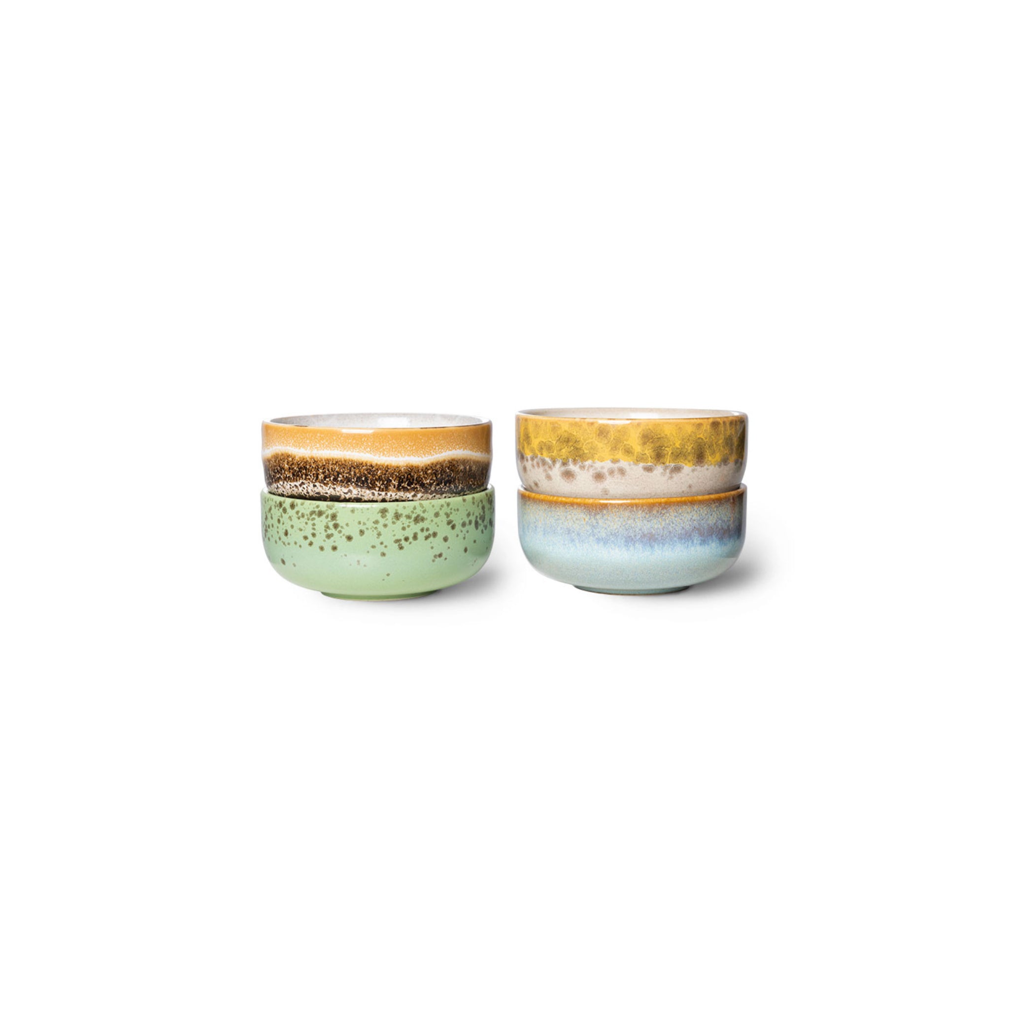 De HK Living 70s Ceramics XS Kom Castor 4-delige set bestaat uit aardse, rustieke kommen met gestructureerd, gespikkeld glazuur in groene, bruine, gele en blauwe tinten, naast elkaar op een witte achtergrond.