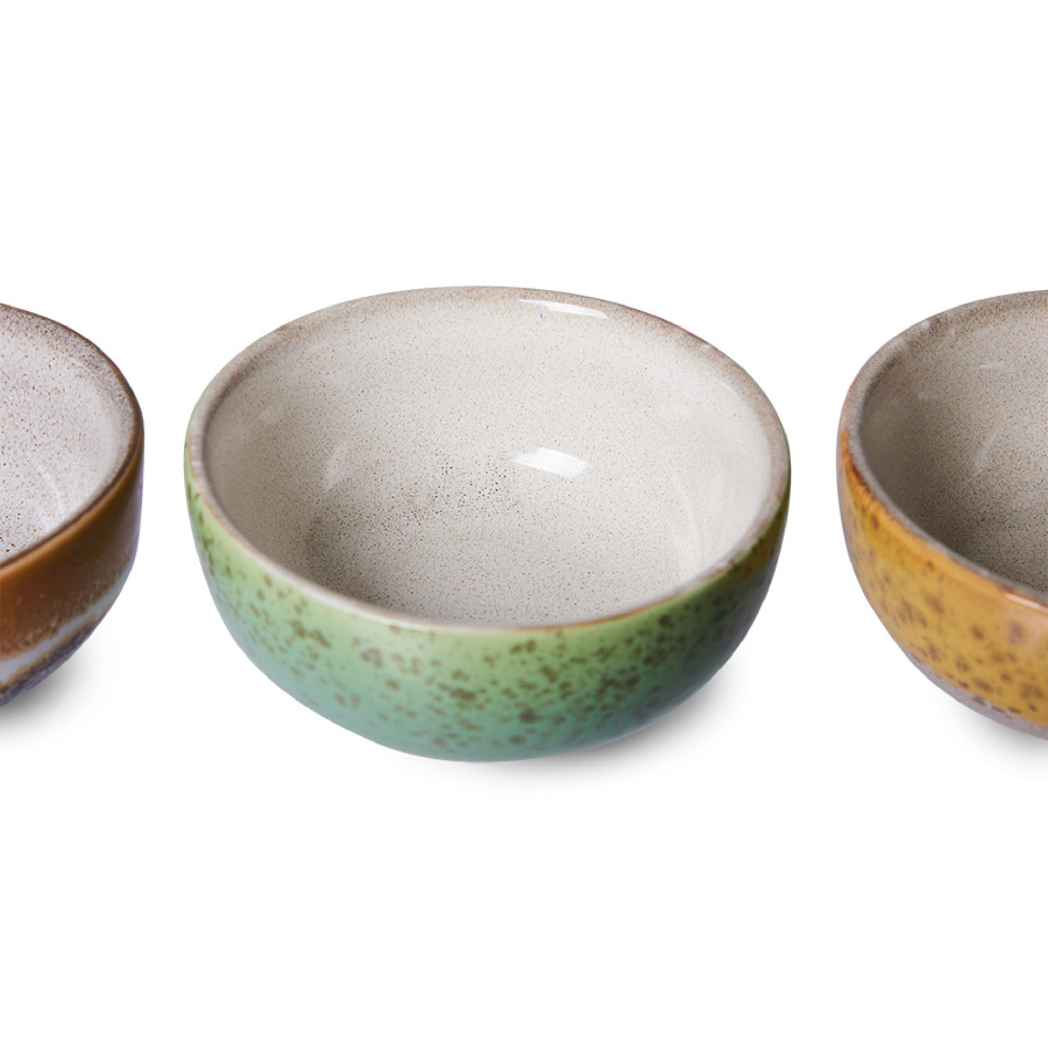 Set van vier keramische kommen uit de HK Living 70s Ceramics XS Kom Castor collectie, elk met een gespikkelde, rustieke afwerking in aardetinten op een witte achtergrond.