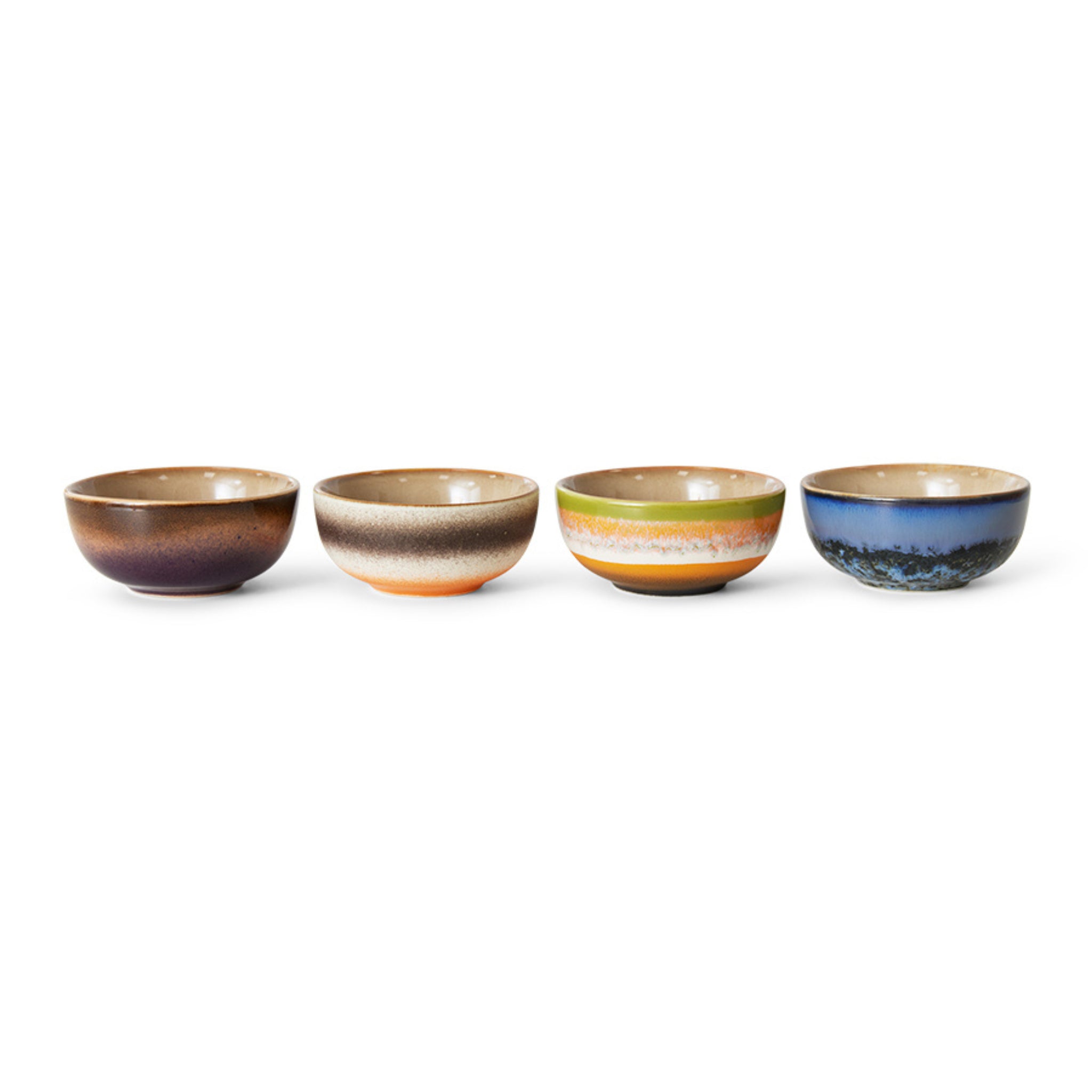 Vier HK Living 70s Ceramics XS Kom Sierra kommen staan op een rij, elk met een uniek retro-glazuur: donkerbruin, bruin met wit en oranje, groen met oranje en geel, en blauw met zwarte en witte accenten.