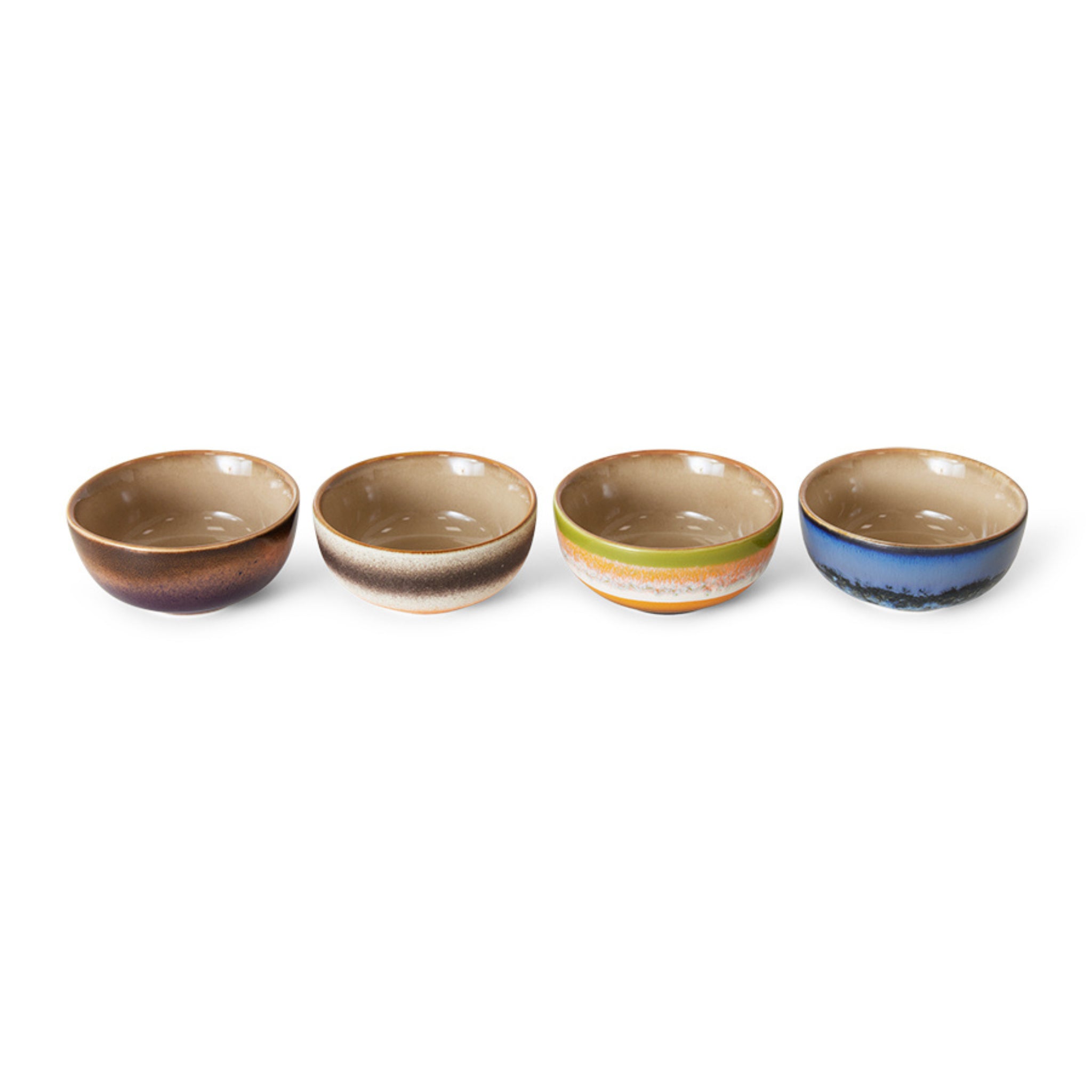 HK Living 70s Keramiek XS Kom Sierra 4 st.: Vier kleine schaaltjes met glanzende binnenkant en matte buitenkant, elk met een rand in bruin, beige, geelgroen of blauw - iconische jaren 70 stijl voor elke moderne tafel.
