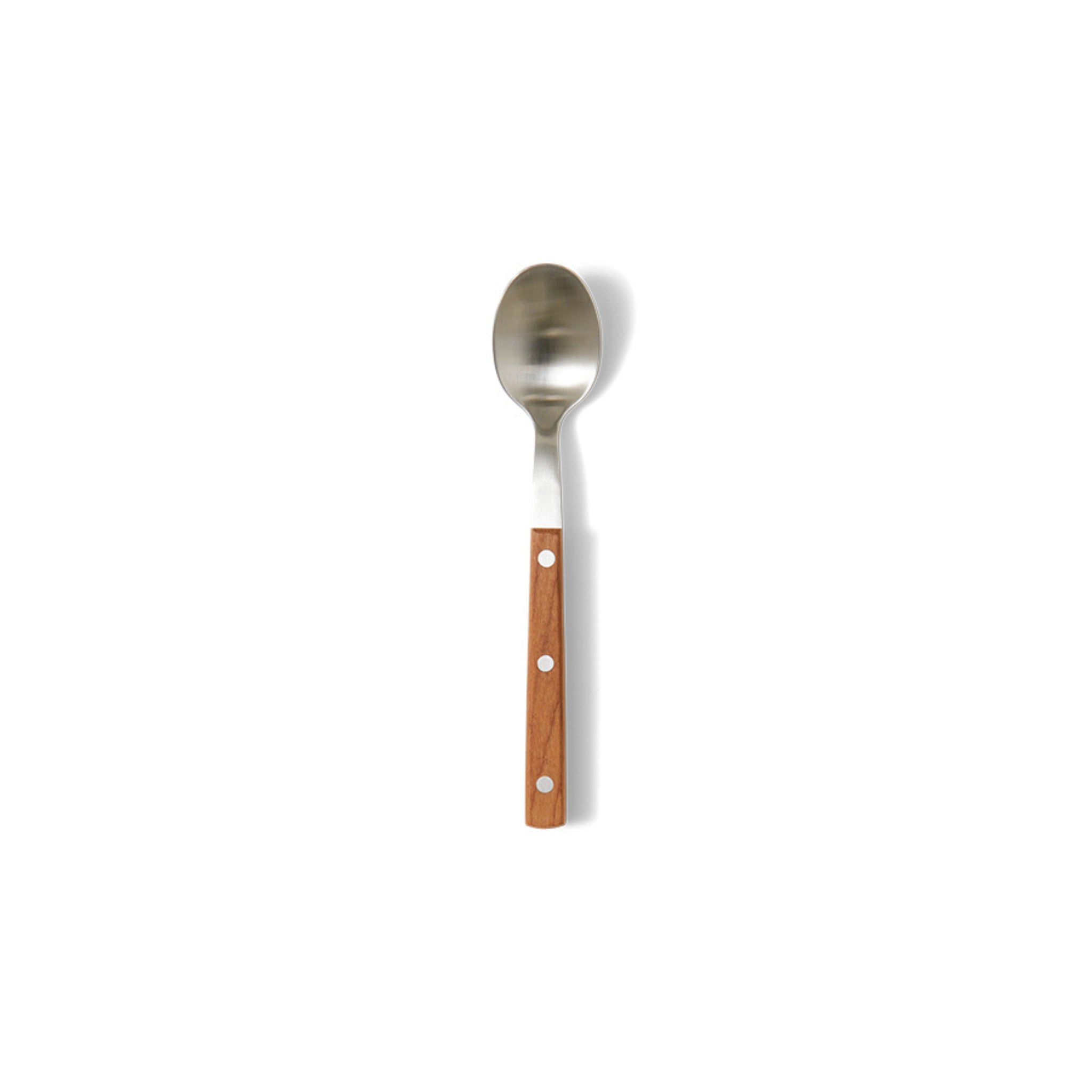 De HK Living 70s Cutlery Dessertlepel Hout is een roestvrijstalen dessertlepel met een bruin houten handvat en drie metalen klinknagels, geïnspireerd op jaren 70 bestek, afgebeeld op een witte achtergrond.