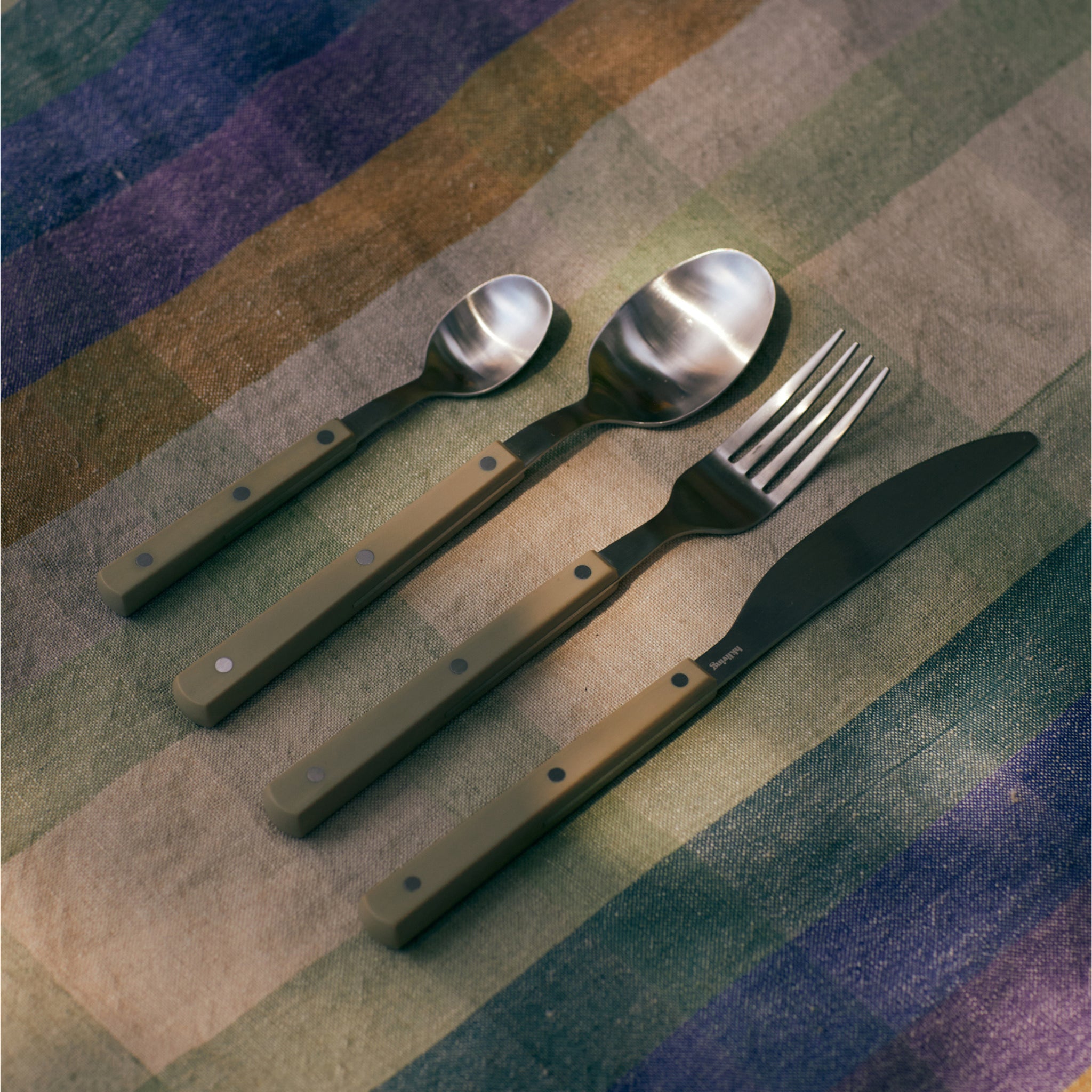 De HK Living 70s Dessertlepel Olijfgroen, met zijn olijfgroene handvat, brengt een retro jaren '70 vibe naar je tafel - een perfecte mix van stijl en nostalgie van HK Living.