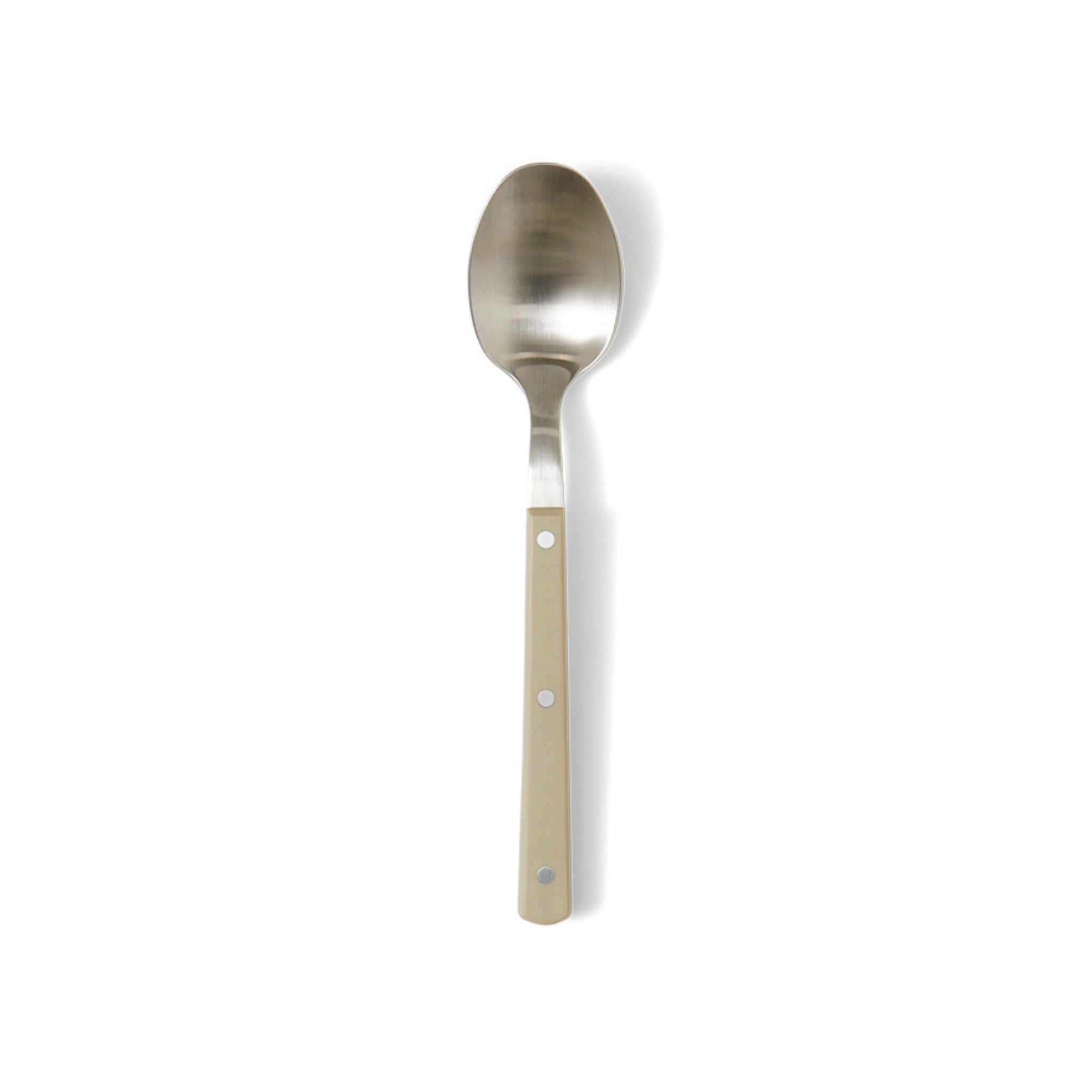 De HK Living 70s Cutlery Tafellepel Olijfgroen van HK Living heeft een roestvrijstalen lepel met een olijfgroen handvat en drie zilveren klinknagels, geïnspireerd op jaren 70 design, gecentreerd op een witte achtergrond.