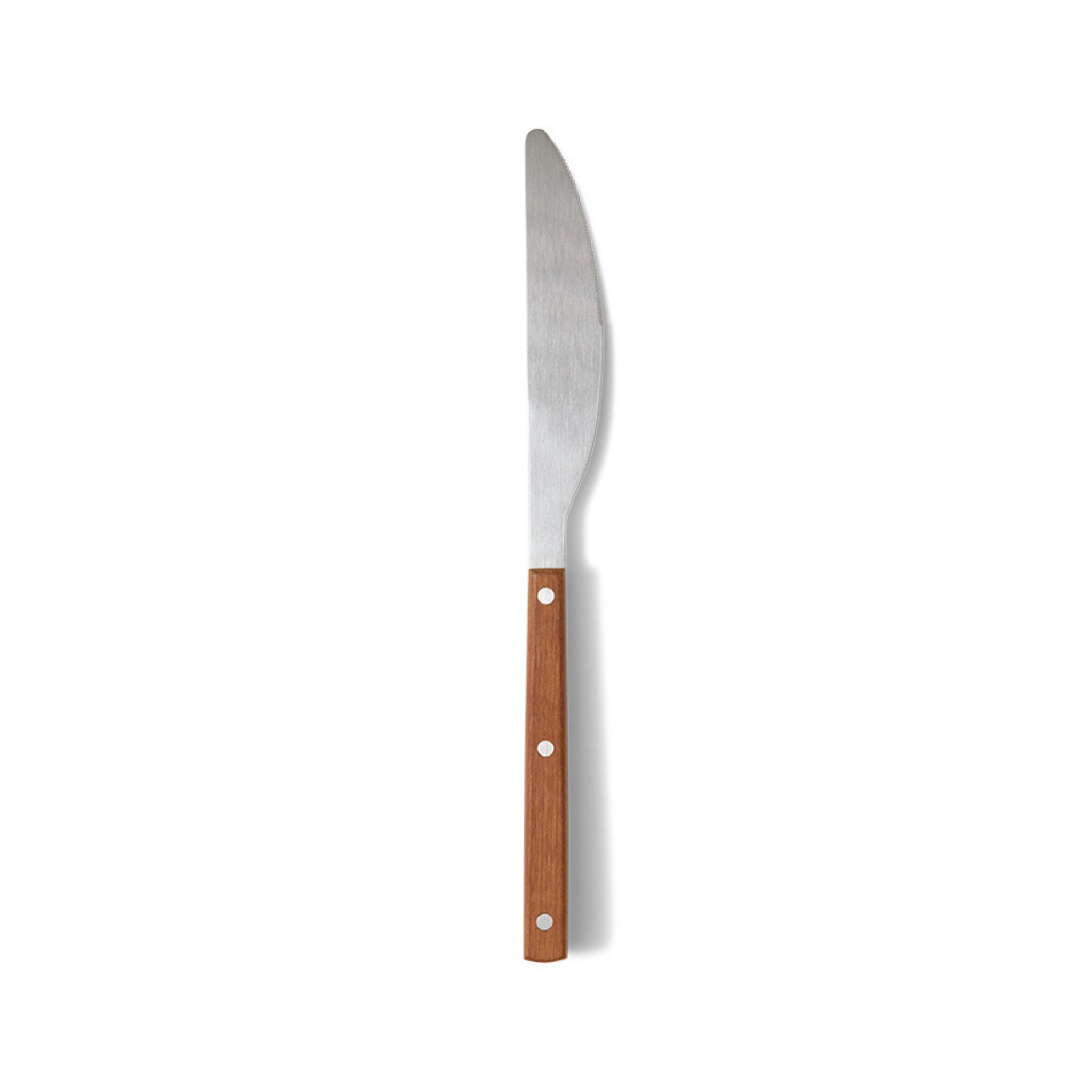 De HK Living 70s Cutlery Tafelmes Hout is een roestvrijstalen mes met een recht lemmet en een bruin houten handvat met drie metalen klinknagels, geïnspireerd op jaren 70 design, afgebeeld op een effen witte achtergrond.