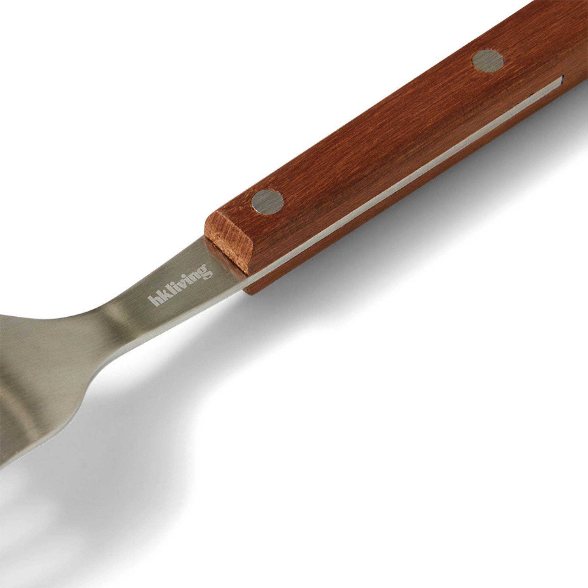 Close-up van HK Living 70s Tafelvork Hout - een keukengerei met een breed metalen lemmet, houten handvat met metalen klinknagels en "hkliving" gegraveerd op het lemmet, een weerspiegeling van het op de jaren 70 geïnspireerde ontwerp van HK Living.