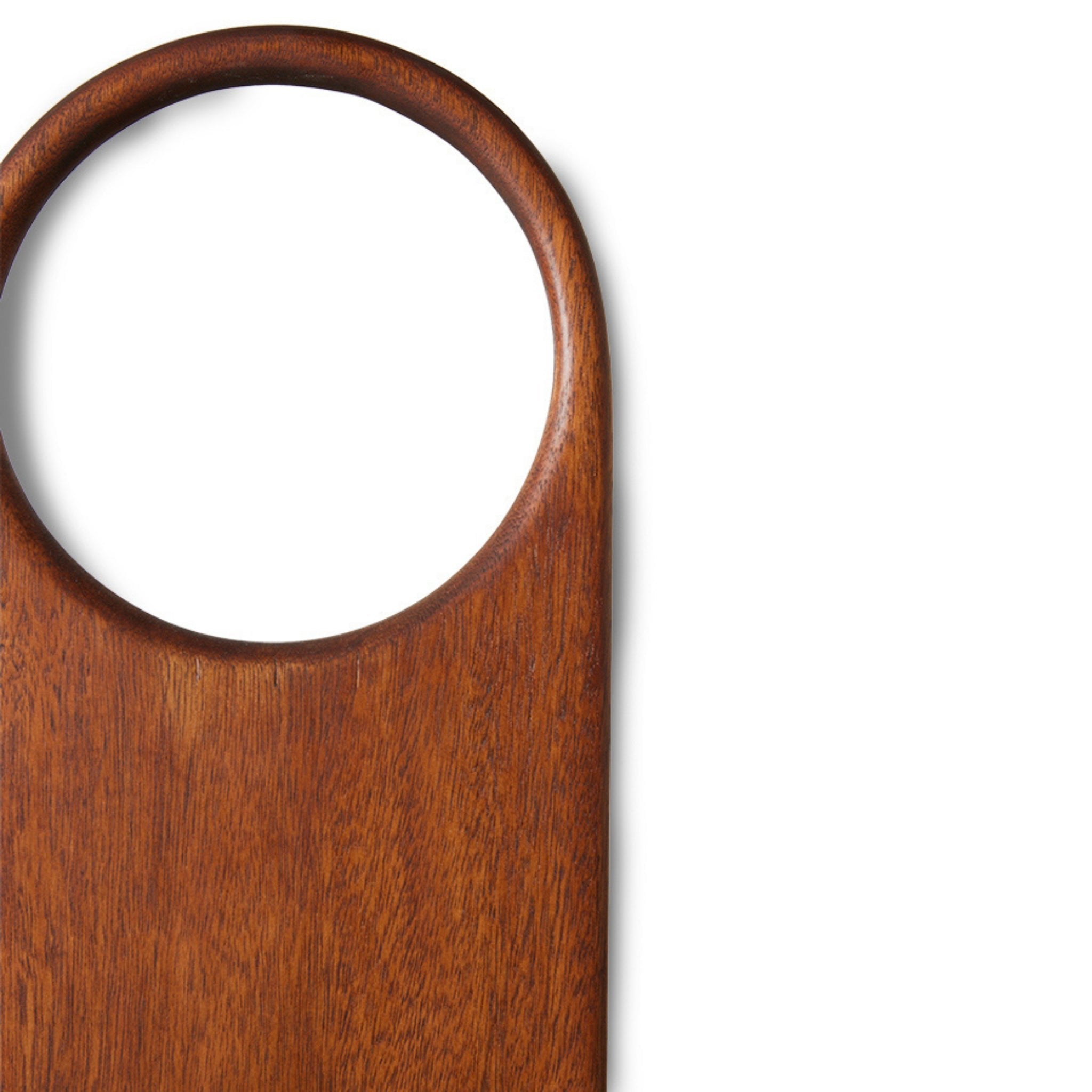 Een close-up toont de bovenkant van de HK Living Acacia Snijplank 60/15, een stijlvolle snijplank van acaciahout met een ronde handvatuitsparing, tegen een witte achtergrond. Slechts een deel van deze HK Living snijplank is zichtbaar.