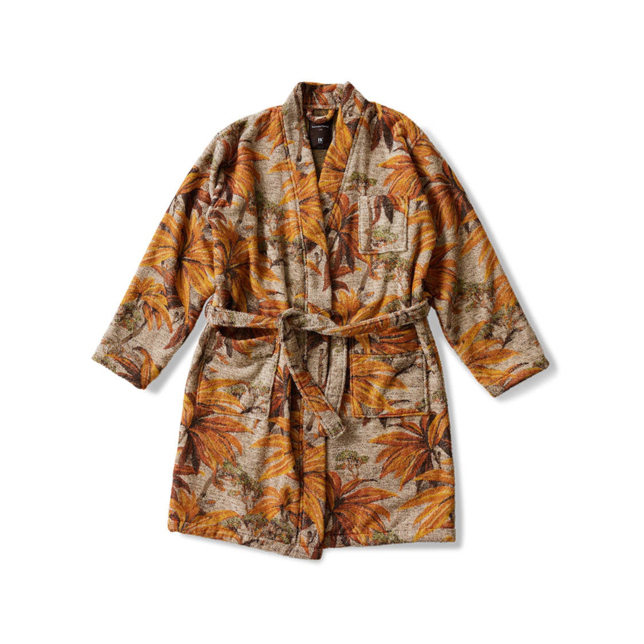 De HK Living Badjas Palmae is een badjas van jacquard badstof met een tropisch palmbomenpatroon in oranje, bruin en beige. Hij heeft een ceintuur in de taille en een borstzakje.