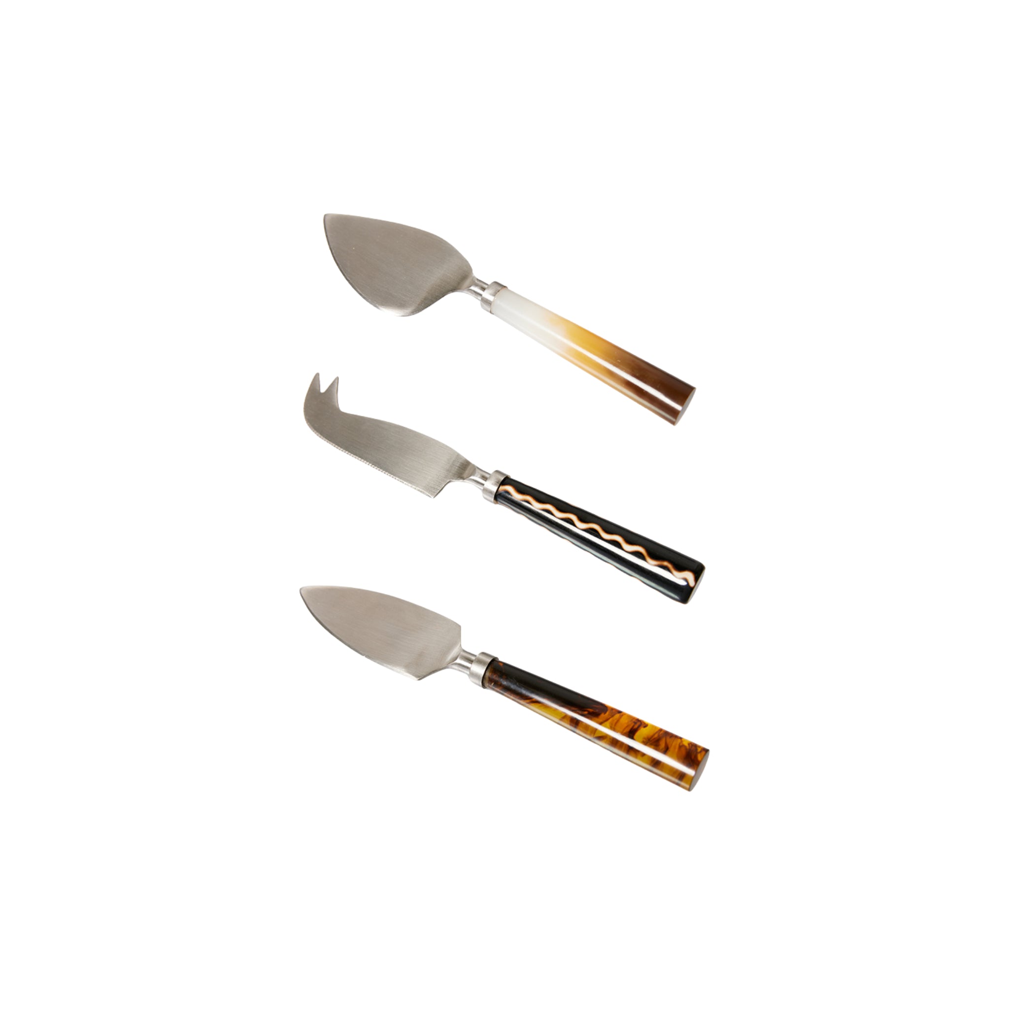 De HK Living Kaasmesjes Havana 3 st. set bestaat uit drie kaasmessen met roestvrijstalen lemmeten en bruine, zwarte en gouden decoratieve handvatten, naast elkaar op een witte achtergrond.