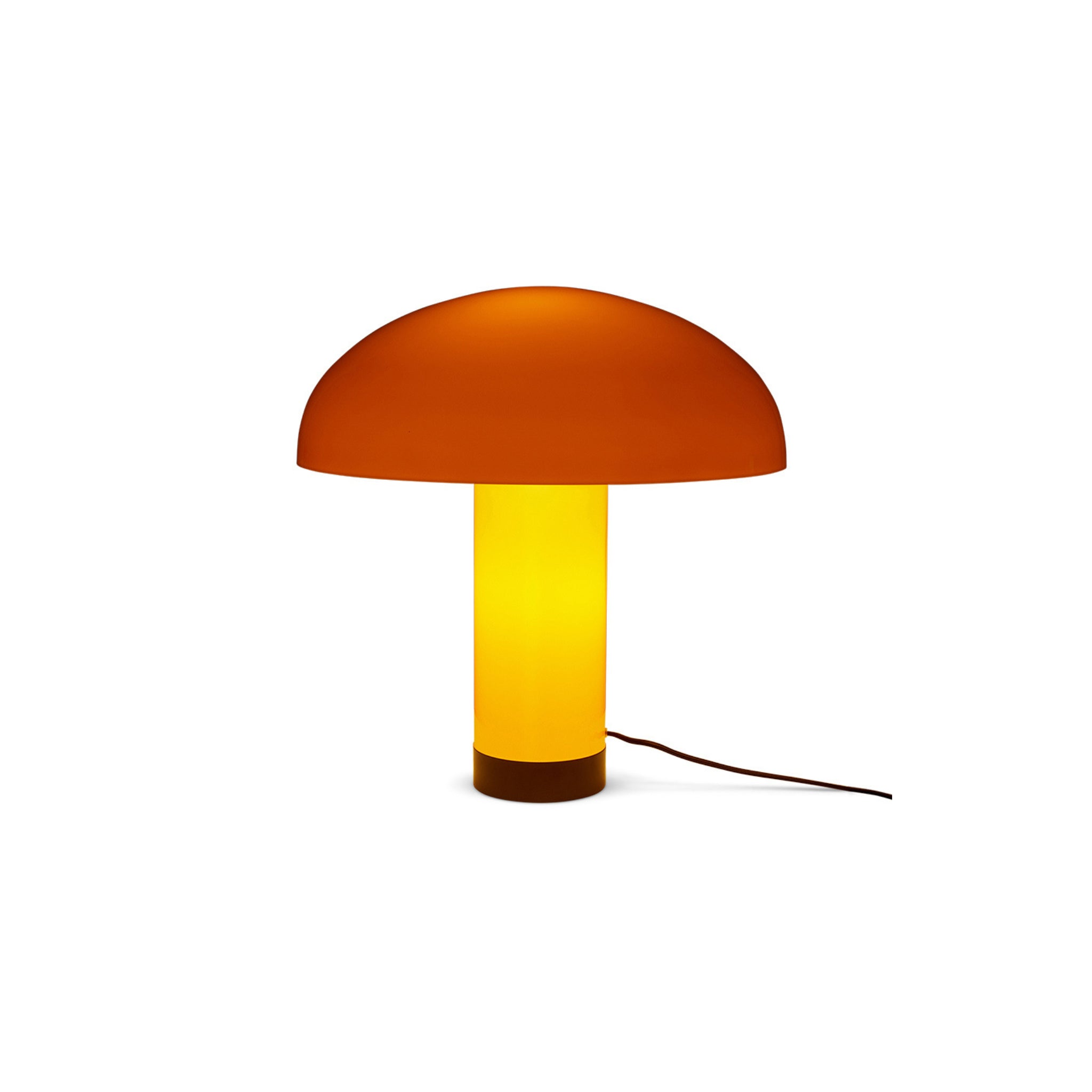 De HK Living Lounge Tafellamp Butterscotch heeft een paddenstoelvormig ontwerp met een oranje koepelvormige kap, gele cilindrische voet, zichtbaar netsnoer en dimbare E27 LED lamp, afgebeeld tegen een witte achtergrond.