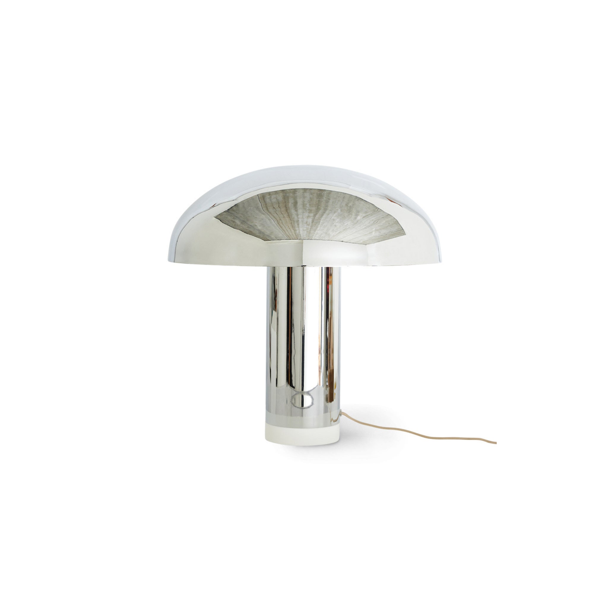 De HK Living Lounge Tafellamp Chroom heeft een glanzend chromen cilindrische voet en koepelvormige, semi-reflecterende kap, met een elektrisch snoer dat uit de voet steekt. Het moderne ontwerp van HK Living lijkt op een paddenstoel.