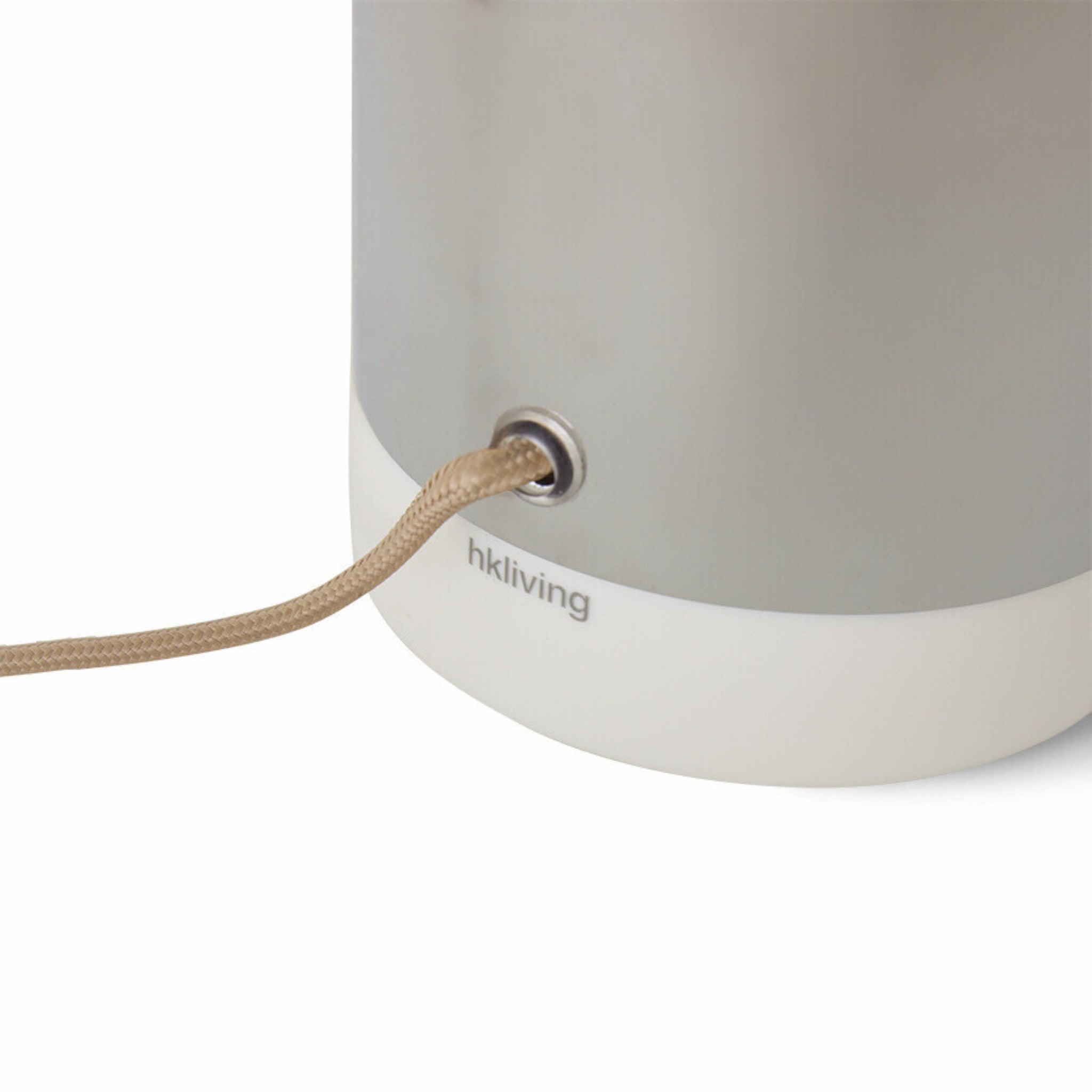 Close-up van de HK Living Lounge Tafellamp Chromen voet, met metallic afwerking, witte rand, met stof bekleed snoer en het hkliving logo aan de onderkant.
