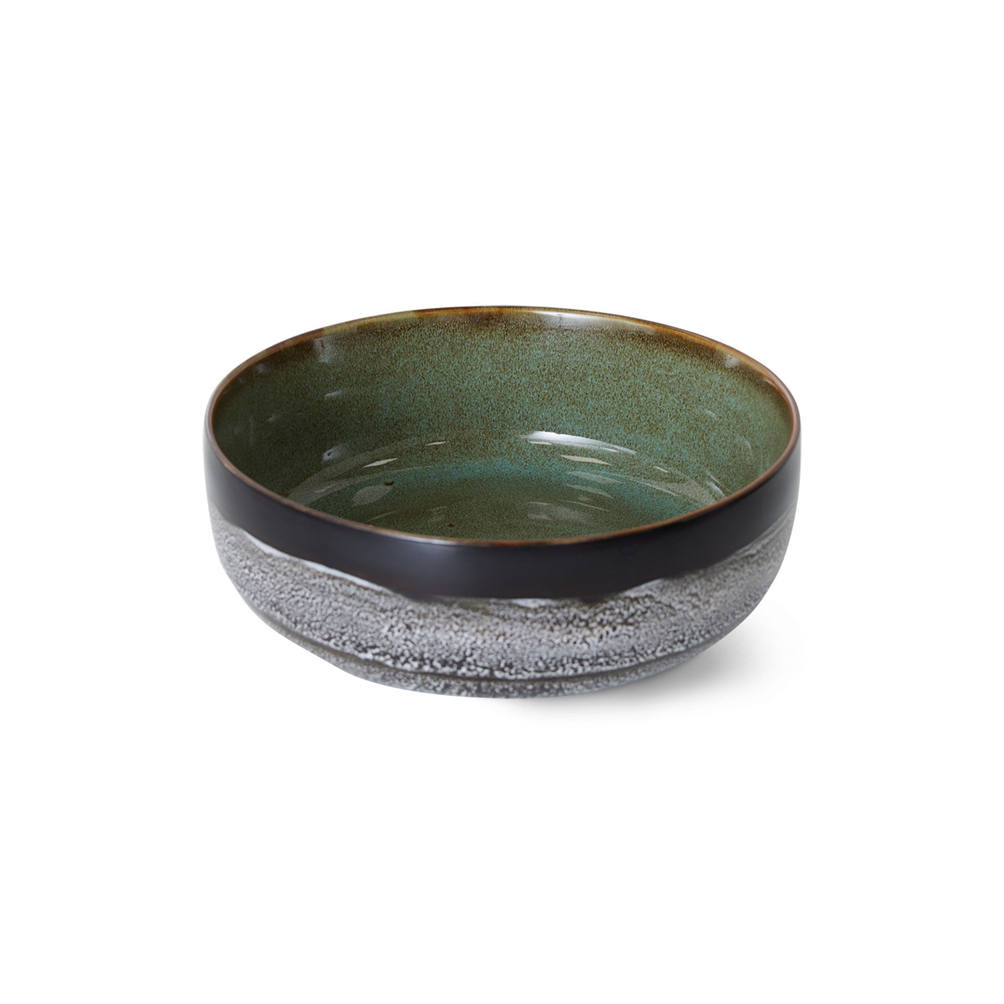 De HK Living 70s Ceramics Slakom Rock On D25 kom heeft een glanzend groene binnenkant, donkerbruine buitenkant en een grijze band bij de basis - een elegant keramiekstuk geïnspireerd op de jaren 70 tegen een witte achtergrond.